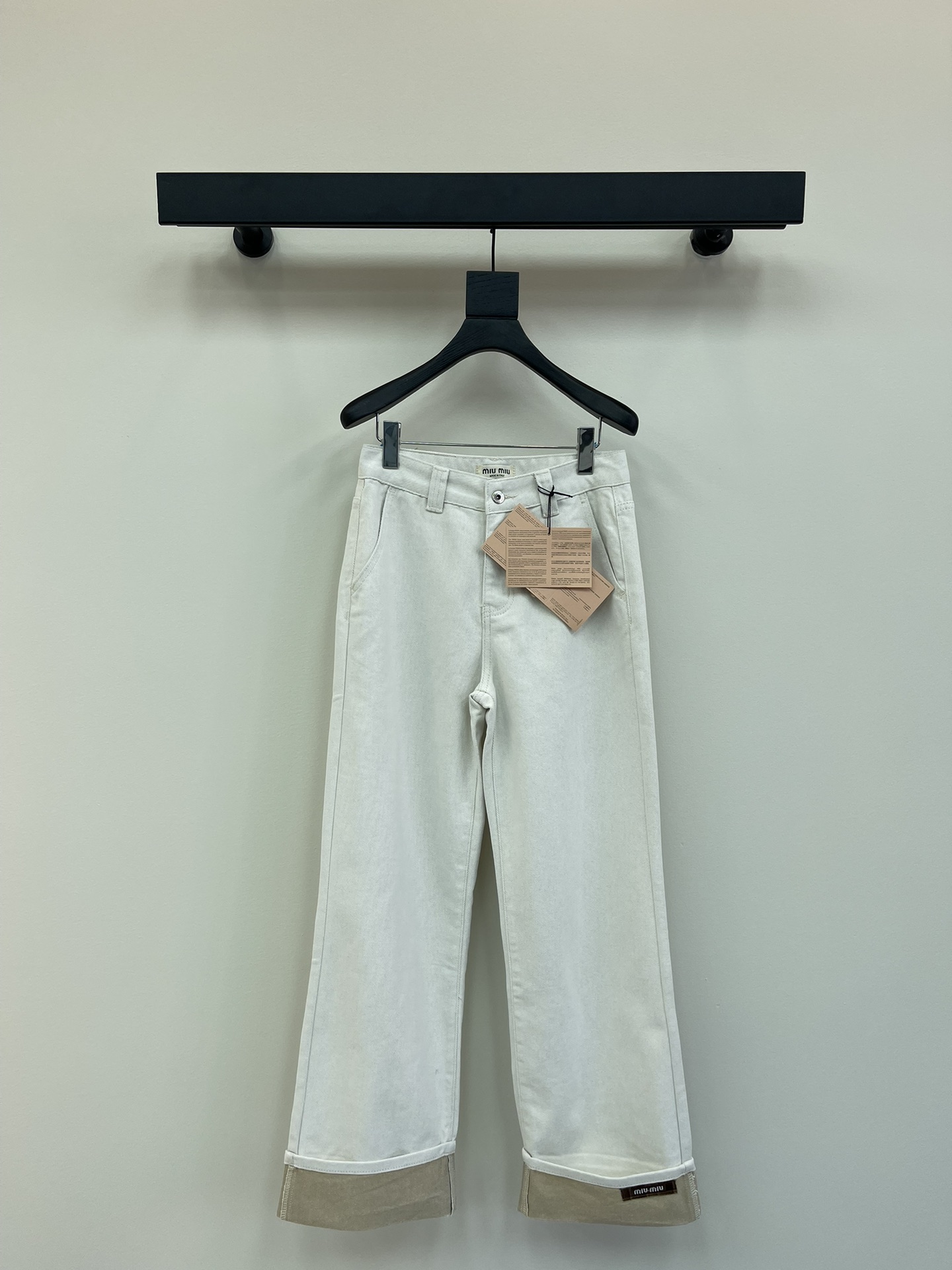 NO:325505,Miumi*25 Early Spring Series New Fashionable High-end Apricot Curled Small Embroidered Jeans, the upper body hides flesh and makes you look slim. Any leg shape can be easily controlled. Early Spring is lukewarm and hot, super easy to match, fashionable and trendy, curled edge design, custom leather card back bag embroidery logo. Color: Apricot Size: SML AA,,miumiu,jeans,alexander wang19860909Miumi*25早春系列新款时髦高级杏色卷边小刺绣牛仔裤,上身藏肉又显瘦 任何腿型都能轻松驾驭 早春不冷不热超易搭配,时髦又潮流,卷边设计,定制皮牌 背袋刺绣logo. 颜色: 杏色 尺码: SML AA,,miumiu,jeans,alexander wang,Women's clothing