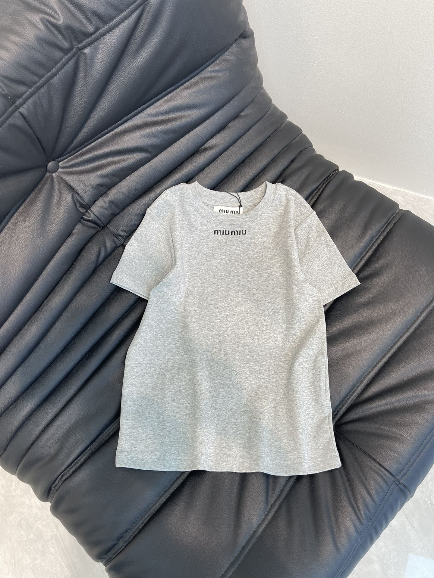 NO:325019,MiuMi* 25 spring and summer new style, grey chest letter embroidered round neck short-sleeved T-shirt | Exclusive yb development!  High-end production!  Imported high-cost pure cotton fabric has an invincible texture!  The temperament of a girl with age reduction is versatile, and the classic slim fit H-style greatly reduces slimming!  Fashionable essential items. Details are the quality of workmanship!  SML AA,,miumiu,T-shirt,tees,t-shirt,alexander wang19860909MiuMi* 25春夏新款 灰色胸前字母刺绣圆领短袖T恤丨独家yb开发！高版出品！进口高支数纯棉面料质感无敌！减龄少女气质百搭,经典修身H版型巨减瘦！时髦必备单品.做工品质看细节！SML AA,,miumiu,T-shirt,tees，t-shirt,alexander wang,Women's clothing