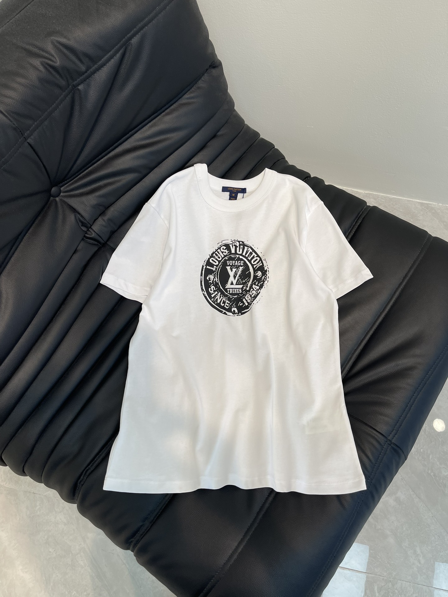 NO:325517,Louis Vuitto*25 spring and summer new round neck printed short-sleeved T-shirt custom YB native cotton material breathable and comfortable, full texture. Regular T-shirt cutting highlights the brand style. Made of gram-weight pure cotton, full of drape and presents a slim visual effect. The chest uses printing technology to restore the color. The letter logo is depicted with the texture of the old round seal to create a three-dimensional retro effect. The fashionable and high-end feeling is immediately revealed. Create a personal style. Fashionable and relaxed. The inner wear is brilliant and fashionable. SML A,,louis vuitton, T-shirt,tees, t-shirt,alexander wang19860909Louis Vuitto*25春夏新款圆领印花短袖T恤 定制YB原生全棉材质 透气舒适 质感十足 常规T恤裁剪 凸显品牌格调 采用克重纯棉制成 垂坠感十足 呈现显瘦视觉效果 胸前利用印花工艺还原色彩 以做旧圆形印章质感描绘字母徽标 打造立体复古效果 让时尚高级感立刻显现 打造个性风格 时髦松弛 单穿内搭都出彩时髦 SML A,,louis vuitton,T-shirt,tees，t-shirt,alexander wang,Women's clothing