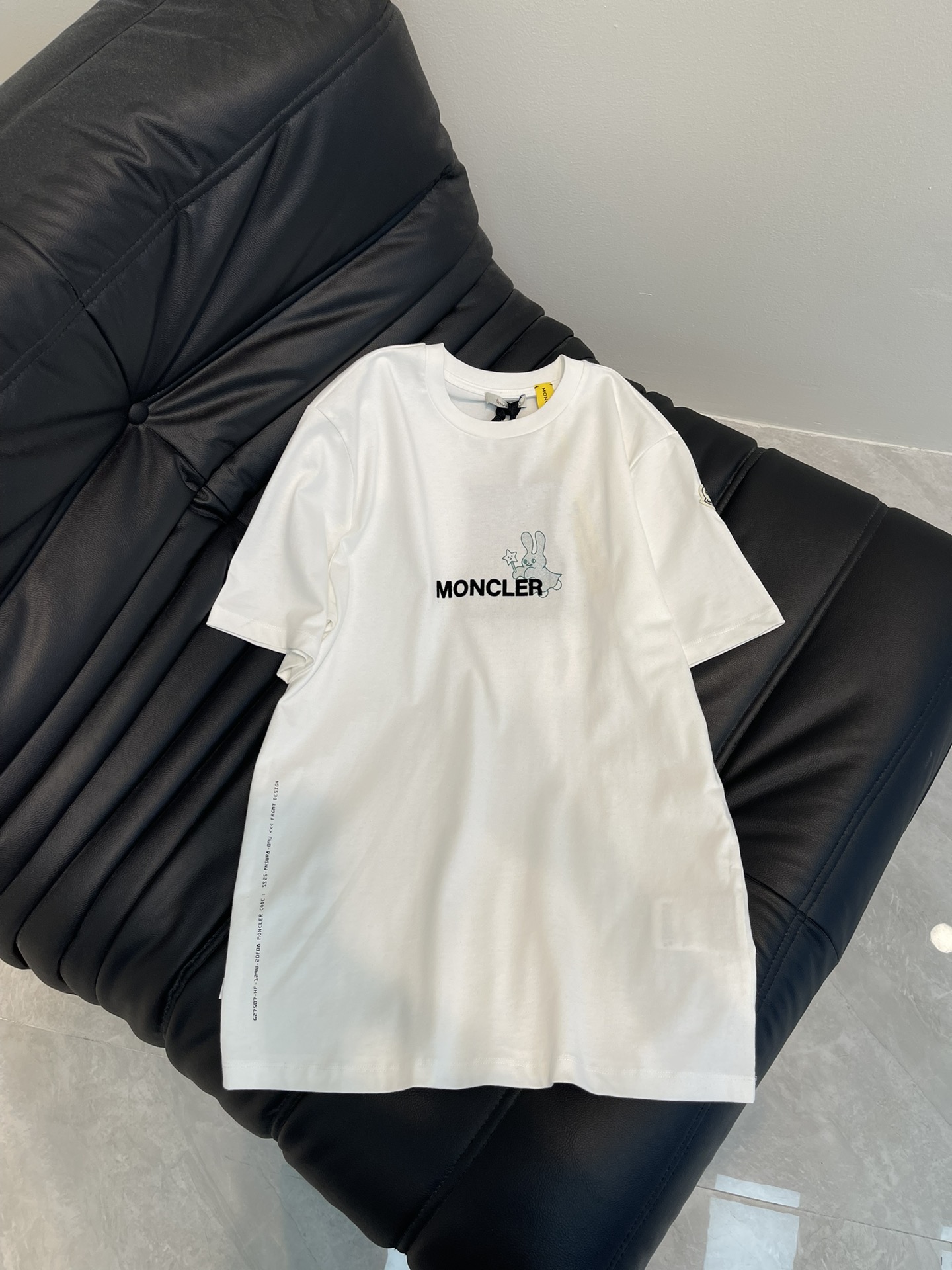 NO:325023,Moncle* 25 Spring and Summer New Flocking Rabbit Letter Short Sleeve T-shirt Customized YB native cotton material Breathable and comfortable Full texture Loose T-shirt cut Highlights brand style Made of gram-weight pure cotton Full draped and gives a slim visual effect Prepare the front and back sides of the ready-to-wear Reduce clear prints using flocking technology Outline letters and cartoon rabbit patterns Highlight brand logo patterns Fashion and high-end instantly Create a personal style Fashionable and relaxed Inside wear and outfits are brilliant and fashionable SML AA, Moncler, T-shirt,tees, t-shirt,alexander wang19860909Moncle*蒙口25春夏新款植绒兔子字母短袖T恤 定制YB原生全棉材质 透气舒适 质感十足 宽松T恤裁剪 凸显品牌格调 采用克重纯棉制成 垂坠感十足 呈现显瘦视觉效果 成衣正反双面 利用植绒工艺还原清晰印花 勾勒出字母和卡通兔子图案 突出品牌徽标图案 时尚高级感立现 打造个性风格 时髦松弛 单穿内搭都出彩时髦 SML AA,,Moncler,T-shirt,tees，t-shirt,alexander wang,Women's clothing