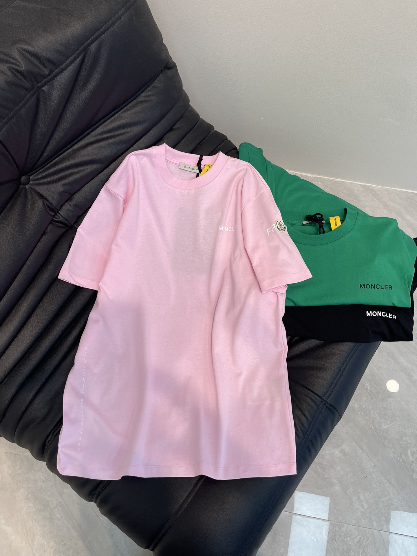 NO:325506,Moncle*25 spring and summer new letter short-sleeved T-shirt custom YB native cotton material breathable and comfortable, full texture Loose T-shirt cut highlights the brand style Made of gram-weight pure cotton, full of drape, presents a slim visual effect The front and back sides of the ready-to-wear redefines clear prints using printing technology Outline round letter patterns Highlights the brand logo pattern Fashion and high-end feel instantly Create a personal style Fashionable and relaxed The inner wear is brilliant and fashionable SML AA,,T-shirt,tees,t-shirt,alexander wang19860909Moncle*25春夏新款字母短袖T恤 定制YB原生全棉材质 透气舒适 质感十足 宽松T恤裁剪 凸显品牌格调 采用克重纯棉制成 垂坠感十足 呈现显瘦视觉效果 成衣正反双面 利用印花工艺还原清晰印花 勾勒出圆形字母图案 突出品牌徽标图案 时尚高级感立现 打造个性风格 时髦松弛 单穿内搭都出彩时髦 SML AA,,T-shirt,tees，t-shirt,alexander wang,Women's clothing