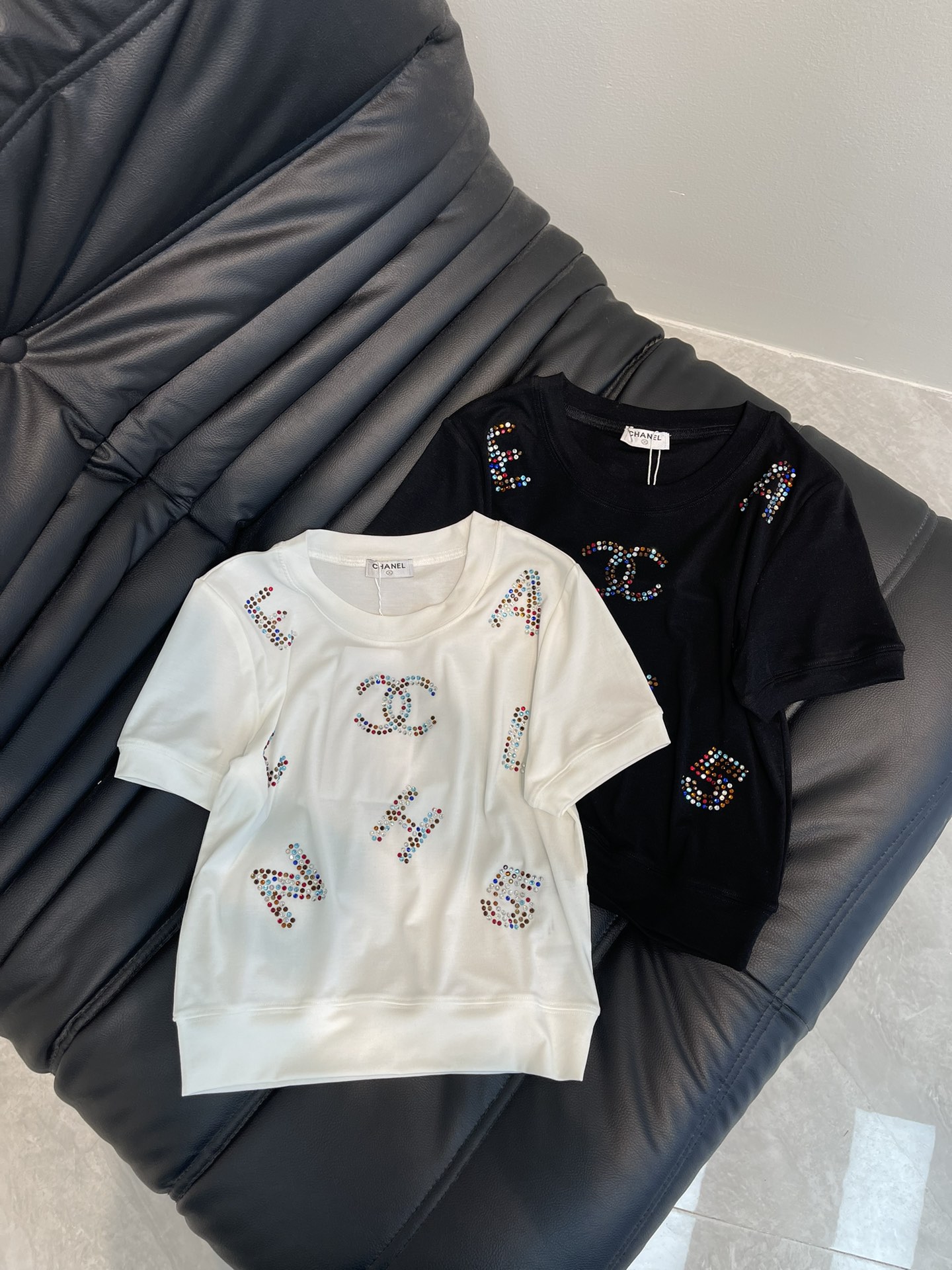 NO:325504,Chane* Xiaoxiang Heavy Industry Colorful Letters Hot Diamond Knitted Short-Sleeve T-shirt Custom knitted material, breathable and comfortable, full texture Colorful front diamond inlay, showing luxury The cuff hem threads are slid, elastic and comfortable to wear Loose style is not picky, freely upper body Size S/M/L AA,,chanel, T-shirt,tees, t-shirt,alexander wang19860909Chane*小香重工彩色字母烫钻针织短袖T恤 定制针织材质,透气舒适,质感十足 彩前幅钻镶嵌,尽显奢华 袖口衣摆螺纹收边,弹性十足穿着舒适 宽松版型不挑人,随意上身 尺码S/M/L AA,,chanel,T-shirt,tees，t-shirt,alexander wang,Women's clothing