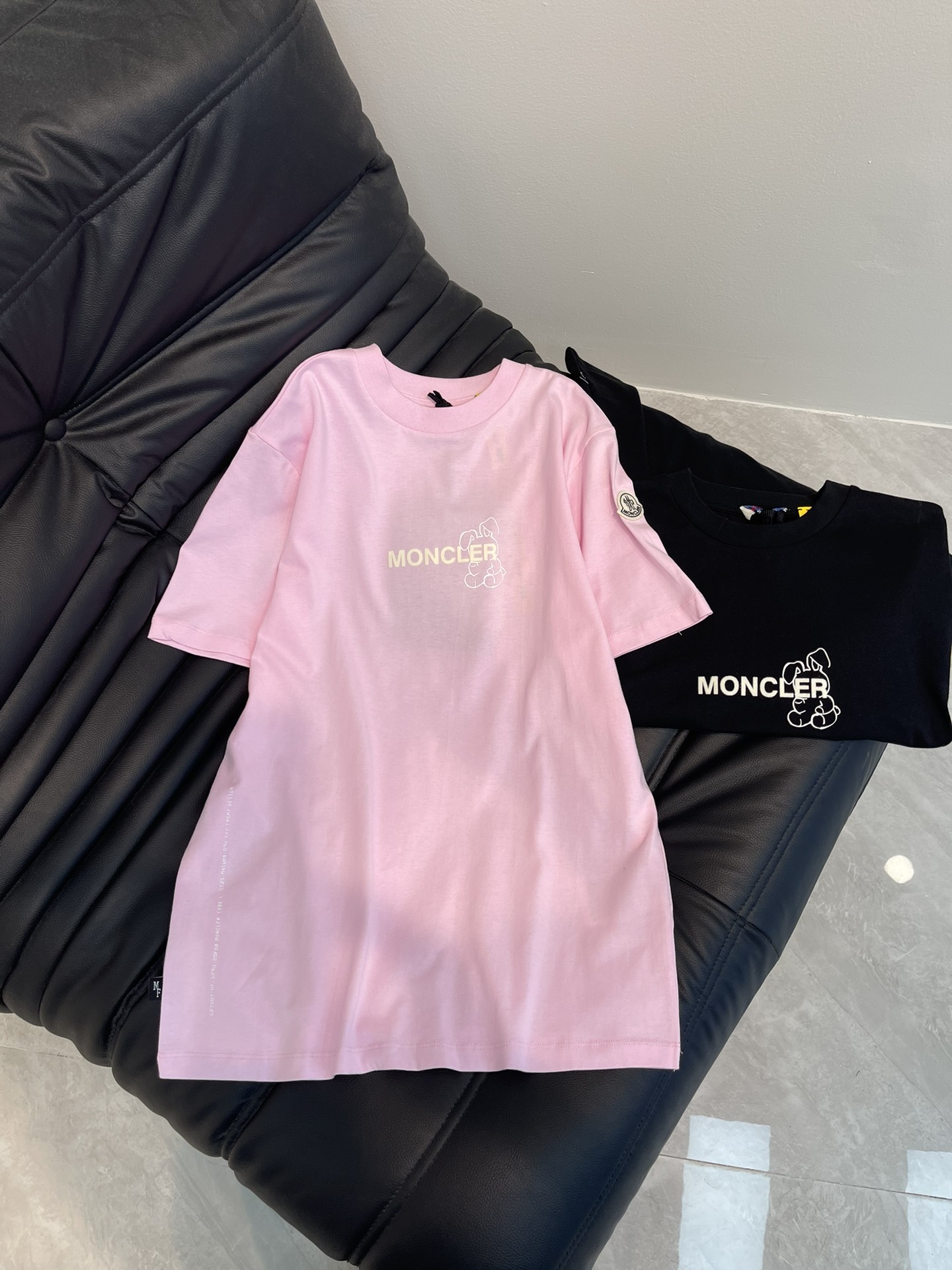 NO:325027,Moncle* 25 Spring and Summer New Flocking Rabbit Letter Short-Sleeve T-shirt Customized YB native cotton material Breathable and comfortable Full texture Loose T-shirt cutting Highlights brand style Made of gram-weight pure cotton Full draped feeling Presents slimming visual effect Prepare the front and back sides of the ready-to-wear Reduce clear prints using flocking technology Outline letters and cartoon rabbit patterns Highlights Brand logo patterns Fashion and high-end instantly Create a personal style Fashionable and relaxed Inside wear and stylish SML AA, Moncler, T-shirt,tees, t-shirt,alexander wang19860909Moncle*蒙口25春夏新品植绒兔子字母短袖T恤 定制YB原生全棉材质 透气舒适 质感十足 宽松T恤裁剪 凸显品牌格调 采用克重纯棉制成 垂坠感十足 呈现显瘦视觉效果 成衣正反双面 利用植绒工艺还原清晰印花 勾勒出字母和卡通兔子图案 突出品牌徽标图案 时尚高级感立现 打造个性风格 时髦松弛 单穿内搭都出彩时髦 SML AA,,Moncler,T-shirt,tees，t-shirt,alexander wang,Women's clothing