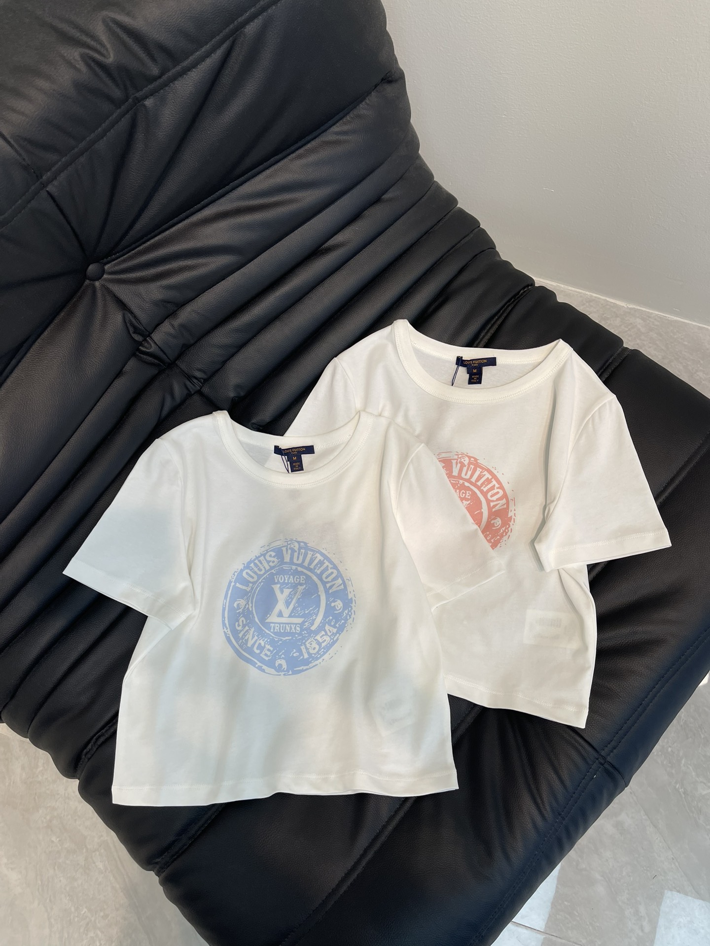 NO:325519,Louis Vuitto*25 spring and summer new short printed short-sleeved T-shirt custom YB native cotton material breathable and comfortable, full texture Short T-shirt cut highlights the brand style Made of gram-weight pure cotton, full of drape, presents a slimming visual effect The chest uses printing technology to restore the color, depicts the letter logo with the texture of an old round seal to create a three-dimensional retro effect, and makes the fashionable and high-end feel immediately. Short models reveal the waist and make the proportions more slimming. Create a personal style. Fashionable and relaxed. The inner wear is brilliant and fashionable. SML,,louis vuitton, T-shirt,tees, t-shirt,alexander wang19860909Louis Vuitto*25春夏新款短款印花短袖T恤 定制YB原生全棉材质 透气舒适 质感十足 短款T恤裁剪 凸显品牌格调 采用克重纯棉制成 垂坠感十足 呈现显瘦视觉效果 胸前利用印花工艺还原色彩 以做旧圆形印章质感描绘字母徽标 打造立体复古效果 让时尚高级感立刻显现 短款露出腰身更显瘦显比例 打造个性风格 时髦松弛 单穿内搭都出彩时髦 SML,,louis vuitton,T-shirt,tees，t-shirt,alexander wang,Women's clothing