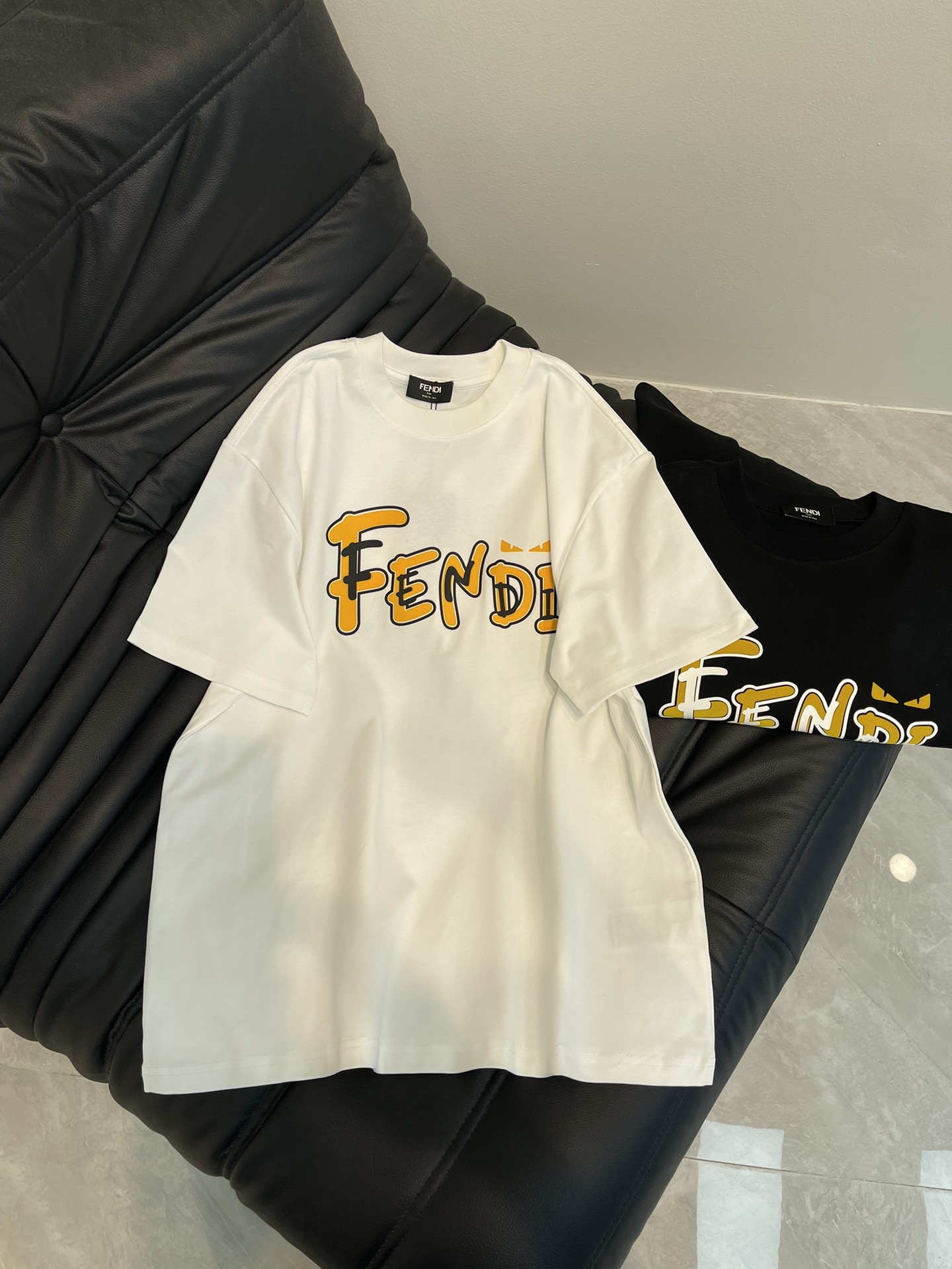 NO:326013,Fend*25 new printed logo short-sleeved T-shirt. Customized cotton fabric, soft fabric, skin-friendly and comfortable. Front cover letter logo, a very simple and atmospheric model. Whether it is the comfort of the upper body, it is incomparable, interpreting your luxury and taste, and creating your fashionable charm. S-XL A,,fendi,T-shirt,tees,t-shirt,alexander wang19860909Fend*25新款印花标识短袖T恤.定制全棉面料,面料柔软,亲肤舒适.前幅压胶字母标识,非常简约大气的一款 无论是上身舒适度都是无可比拟的存在,诠释你的奢华与品位,打造你的时尚风情魅力所在.S-XL A,,fendi,T-shirt,tees，t-shirt,alexander wang,Women's clothing