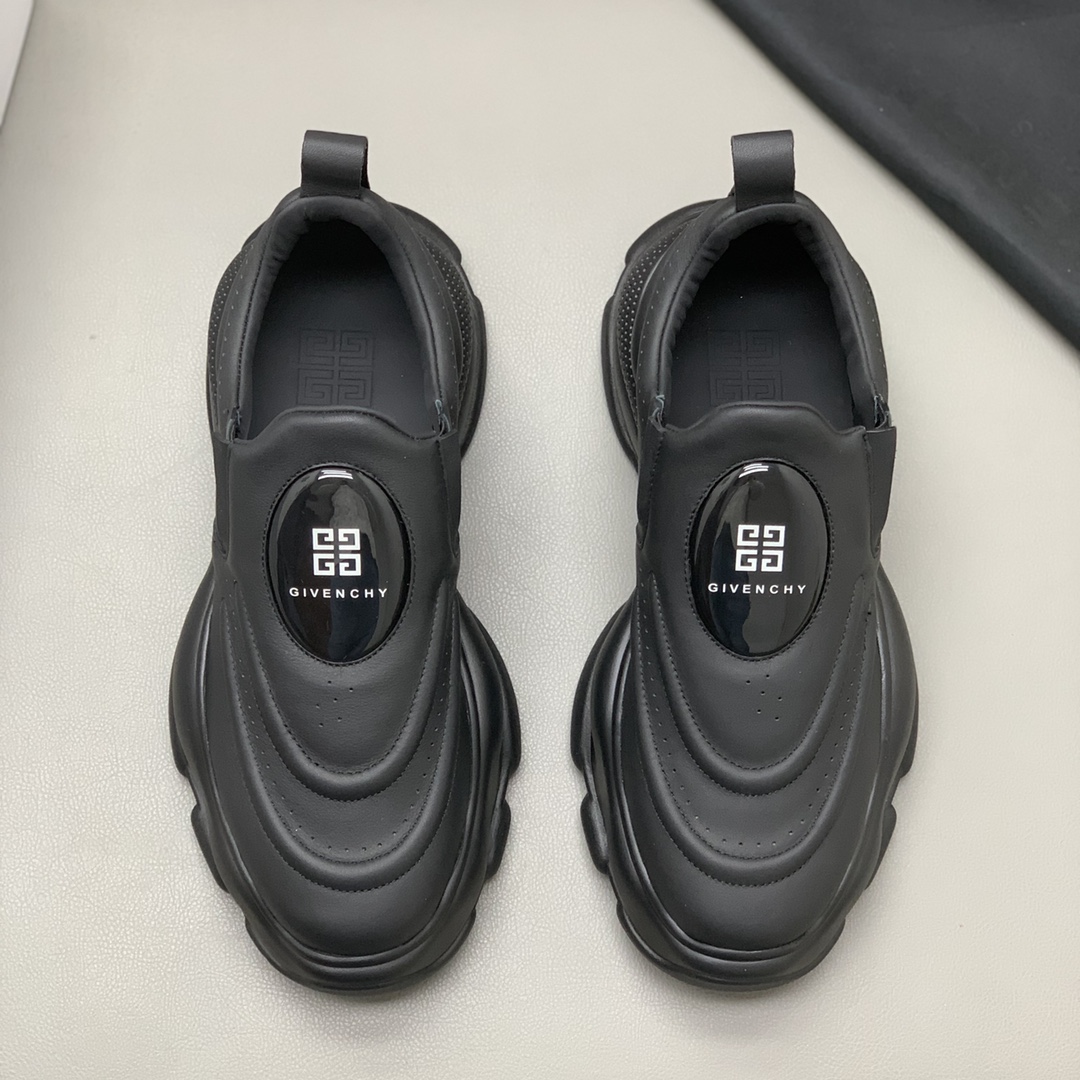 NO:273781,Men's casual shoes - made of selected cowhide leather with excellent gloss, presenting an extraordinary luxury texture; - The shoe body looks simple and elegant, and uses unique splicing design to inject some design beauty into the whole; - Black calfskin lining, black glue sole - Size 39-44,,cowhide19860909男士休闲鞋 -采用精选牛皮制作柔软细腻,光泽度极佳,呈现出非一般的奢华质感; -鞋身外观简约大方,运用别具一格的拼接设计为整体注入了些许的设计美感； -黑色小牛皮衬里、黑色胶质鞋底 -码数39-44,,cowhide,Men's shoes