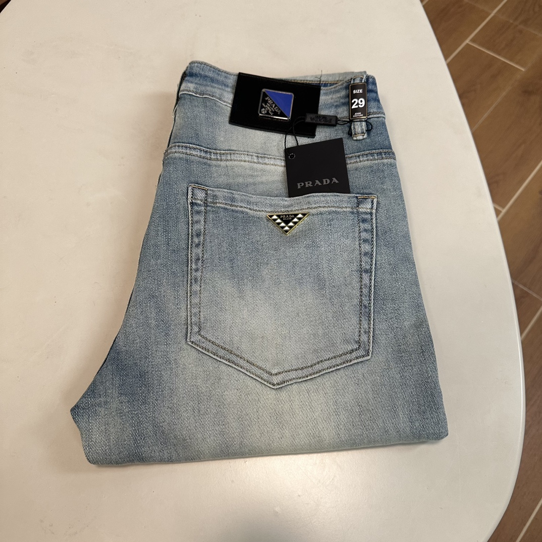NO:141925,PRA Burberry exclusively available for new jeans, high-end version!  Customized fabrics for counters are breathable and comfortable, with impeccable details, and the brand element design concept reflects high quality. The feel is delicate and soft!  It is casually cut, with a great upper body style!  Count 29-38, burberry, prada, jeans, alexander wang19860909PRA 巴宝莉 独家专供新款 牛仔裤,高端版本！专柜定制面料 透气舒适度高,细节无可挑剔,品牌元素设计理念,体现高品质.手感细腻柔软！呈现休闲裁剪,上身版型超赞！ 码数29-38,,burberry,prada,jeans,alexander wang,Men's clothing