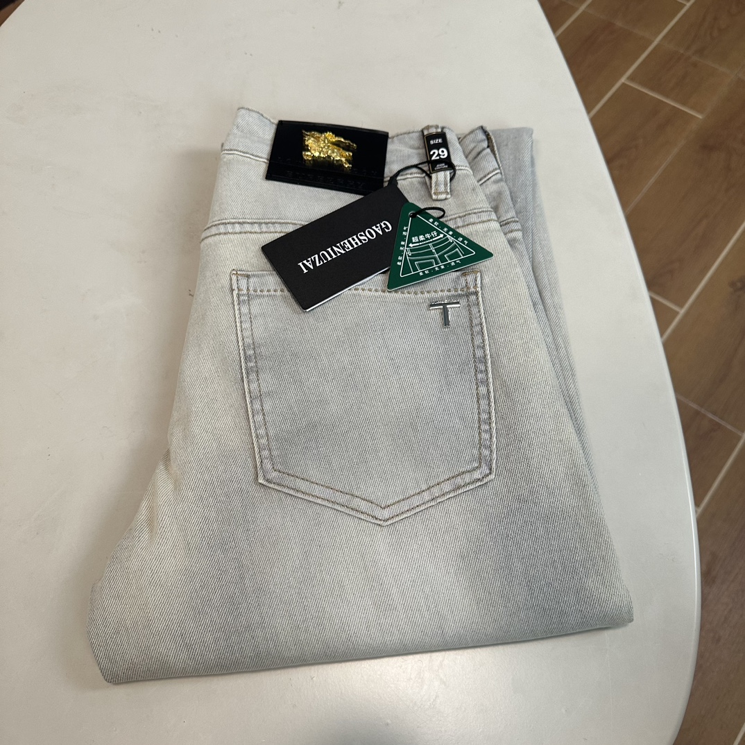 NO:150992,BBR Burberry exclusively offers new jeans, high-end version!  Customized fabrics for counters are breathable and comfortable, with impeccable details, and the brand element design concept reflects high quality. The feel is delicate and soft!  It is casually cut, with a great upper body style!  Count 29-38, burberry, jeans, alexander wang19860909BBR 巴宝莉独家专供新款 牛仔裤,高端版本！专柜定制面料 透气舒适度高,细节无可挑剔,品牌元素设计理念,体现高品质.手感细腻柔软！呈现休闲裁剪,上身版型超赞！ 码数29-38,,burberry,jeans,alexander wang,Men's clothing