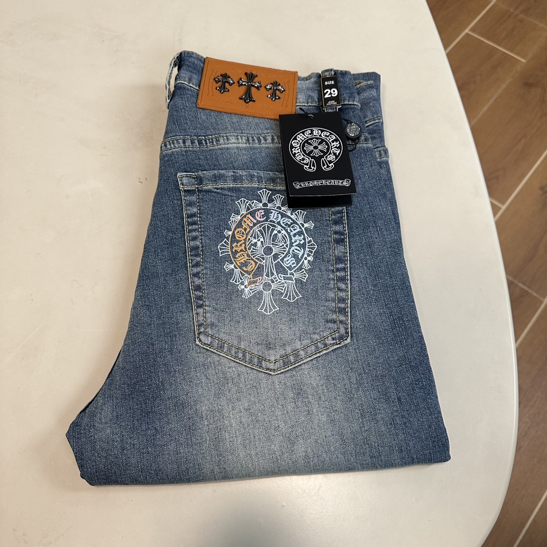 NO:160094,CH Croxin exclusively available for new jeans, high-end version!  Customized fabrics for counters are breathable and comfortable, with impeccable details, and the brand element design concept reflects high quality. The feel is delicate and soft!  It is casually cut, with a great upper body style!  Number of codes 29-38, Chrome hearts, jeans, alexander wang19860909CH 克罗心 独家专供新款 牛仔裤,高端版本！专柜定制面料 透气舒适度高,细节无可挑剔,品牌元素设计理念,体现高品质.手感细腻柔软！呈现休闲裁剪,上身版型超赞！ 码数29-38,,chrome hearts,jeans,alexander wang,Men's clothing