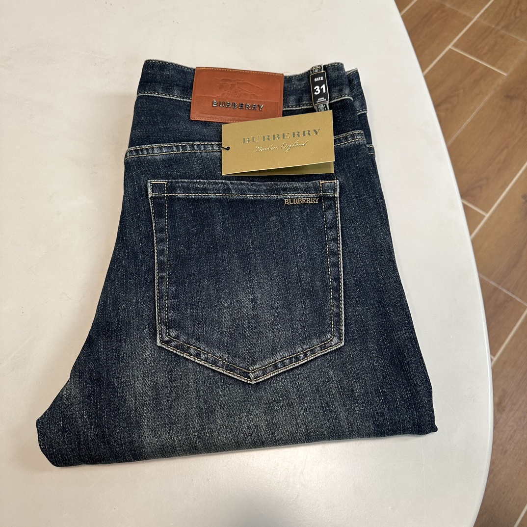 NO:162860,BBR Burberry exclusively offers new jeans, high-end version!  Customized fabrics for counters are breathable and comfortable, with impeccable details, and the brand element design concept reflects high quality. The feel is delicate and soft!  It is casually cut, with a great upper body style!  Count 29-38, burberry, jeans, alexander wang19860909BBR 巴宝莉独家专供新款 牛仔裤,高端版本！专柜定制面料 透气舒适度高,细节无可挑剔,品牌元素设计理念,体现高品质.手感细腻柔软！呈现休闲裁剪,上身版型超赞！ 码数29-38,,burberry,jeans,alexander wang,Men's clothing