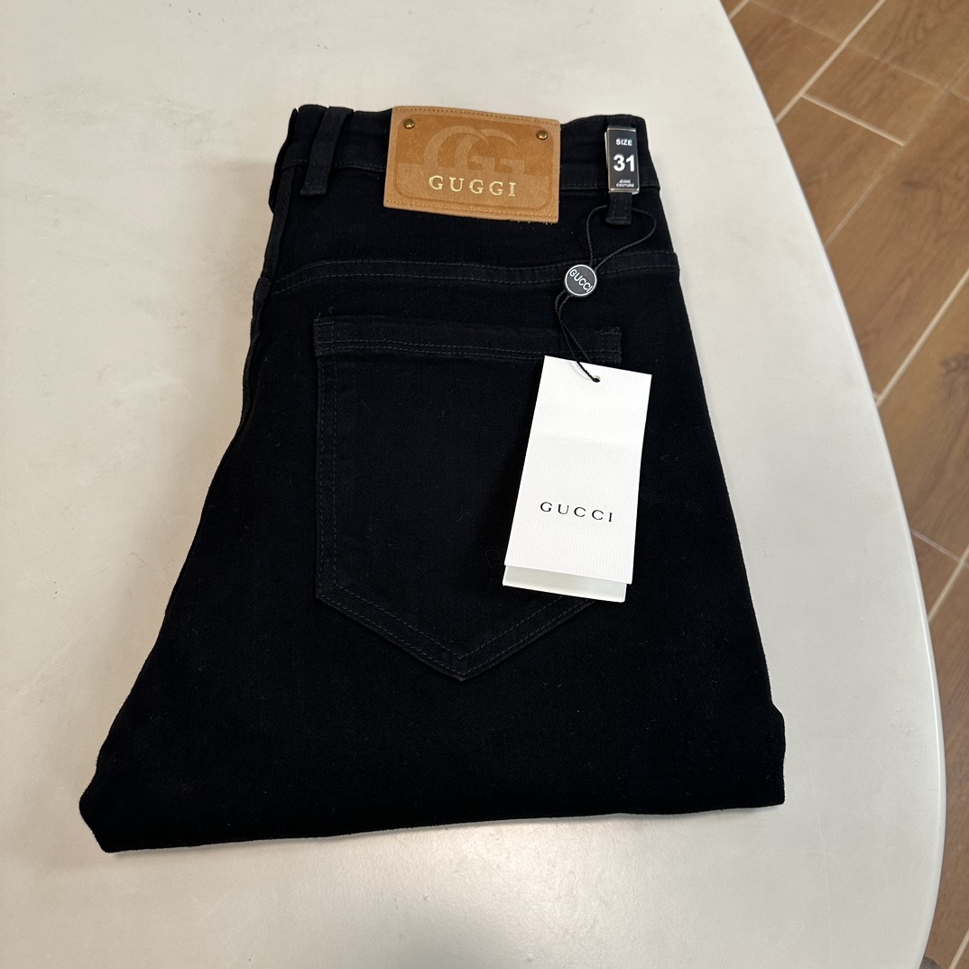 NO:162858,GU Gucci exclusively offers new jeans, high-end version!  Customized fabrics for counters are breathable and comfortable, with impeccable details, and the brand element design concept reflects high quality. The feel is delicate and soft!  It is casually cut, with a great upper body style!  Count 29-38, gucci, jeans, alexander wang19860909GU 古驰独家专供新款 牛仔裤,高端版本！专柜定制面料 透气舒适度高,细节无可挑剔,品牌元素设计理念,体现高品质.手感细腻柔软！呈现休闲裁剪,上身版型超赞！ 码数29-38,,gucci,jeans,alexander wang,Men's clothing