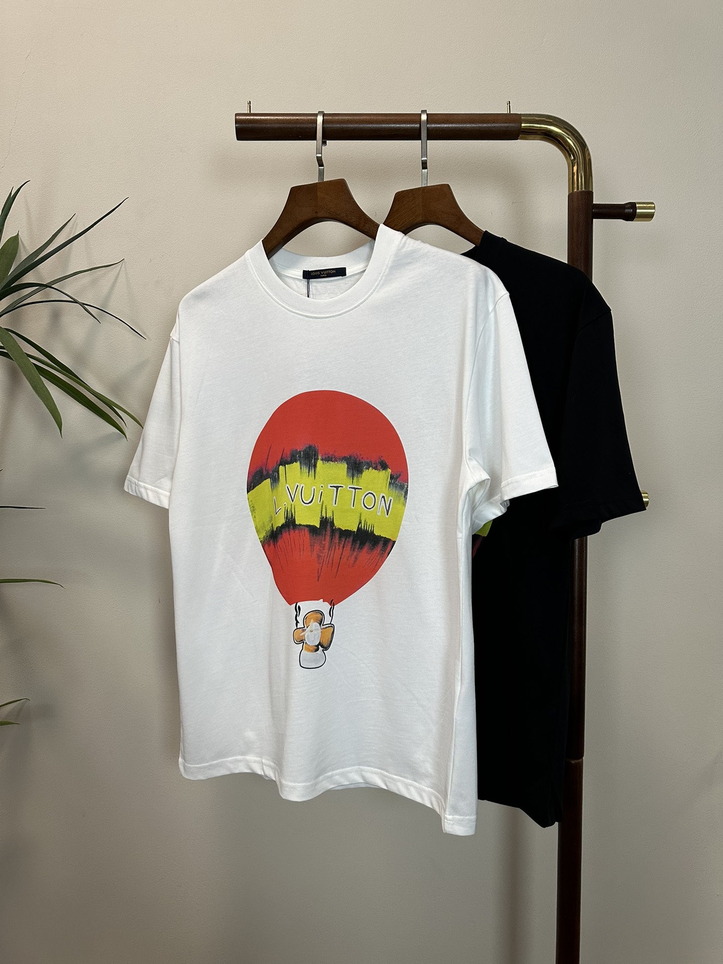 NO:455040,LV Louis Vuitton 2025 new round neck short-sleeved T-shirt high-end version!  Customized fabrics for counters are breathable and comfortable, with impeccable details, and the brand element design concept reflects high quality. The feel is delicate and soft!  It is casually cut, with a great upper body style!  Code number M-3XL, louis vuitton,louis vuitton,t-shirt,tees,t-shirt,alexander wang19860909LV 路易威登2025新款 圆领 短袖 T恤 高端版本！专柜定制面料 透气舒适度高,细节无可挑剔,品牌元素设计理念,体现高品质.手感细腻柔软！呈现休闲裁剪,上身版型超赞！ 码数M-3XL,,louis vuitton,louis vuitton,T-shirt,tees，t-shirt,alexander wang,Men's clothing