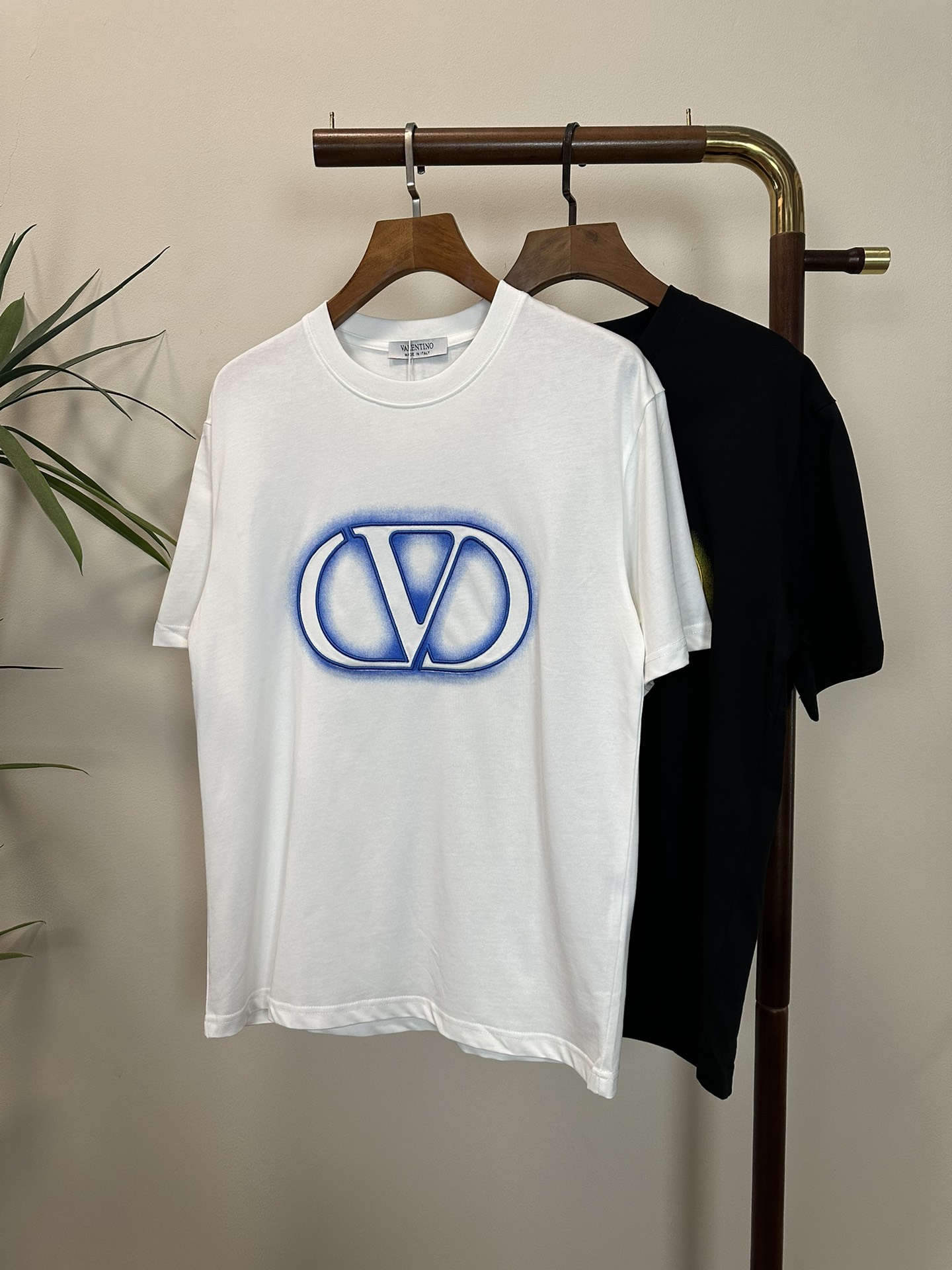 NO:455025,VLTN 2025 new round neck short-sleeved T-shirt high-end version!  Customized fabrics for counters are breathable and comfortable, with impeccable details, and the brand element design concept reflects high quality. The feel is delicate and soft!  It is casually cut, with a great upper body style!  Code number M-3XL, T-shirt,tees,t-shirt,alexander wang19860909VLTN 2025新款 圆领 短袖 T恤 高端版本！专柜定制面料 透气舒适度高,细节无可挑剔,品牌元素设计理念,体现高品质.手感细腻柔软！呈现休闲裁剪,上身版型超赞！ 码数M-3XL,,T-shirt,tees，t-shirt,alexander wang,Men's clothing