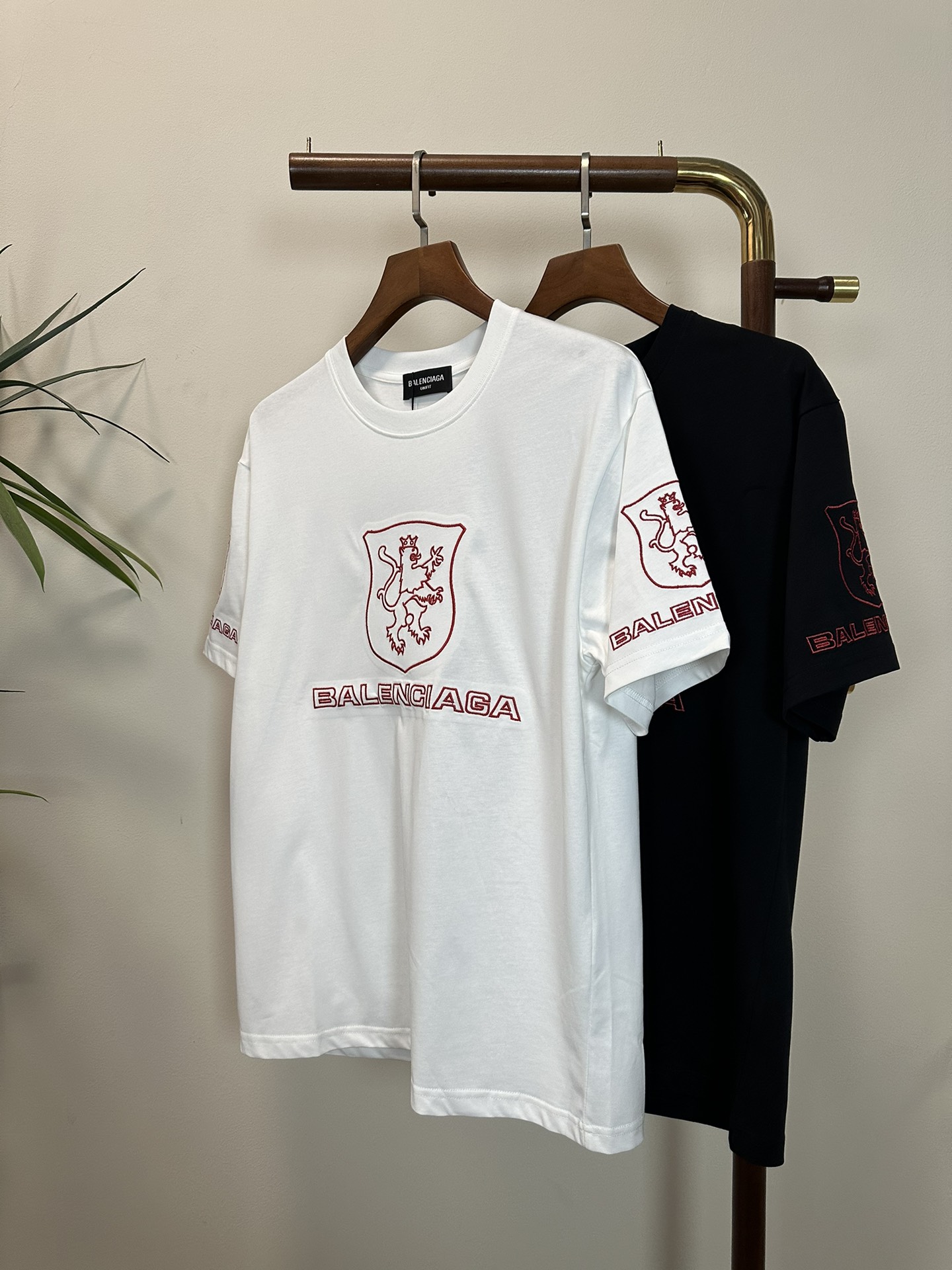 NO:455030,BLCG Balenciaga 2025 new round neck short-sleeved T-shirt high-end version!  Customized fabrics for counters are breathable and comfortable, with impeccable details, and the brand element design concept reflects high quality. The feel is delicate and soft!  It is casually cut, with a great upper body style!  Code number M-3XL, balenciaga, T-shirt,tees, t-shirt,alexander wang19860909BLCG 巴黎世家2025新款 圆领 短袖 T恤 高端版本！专柜定制面料 透气舒适度高,细节无可挑剔,品牌元素设计理念,体现高品质.手感细腻柔软！呈现休闲裁剪,上身版型超赞！ 码数M-3XL,,balenciaga,T-shirt,tees，t-shirt,alexander wang,Men's clothing