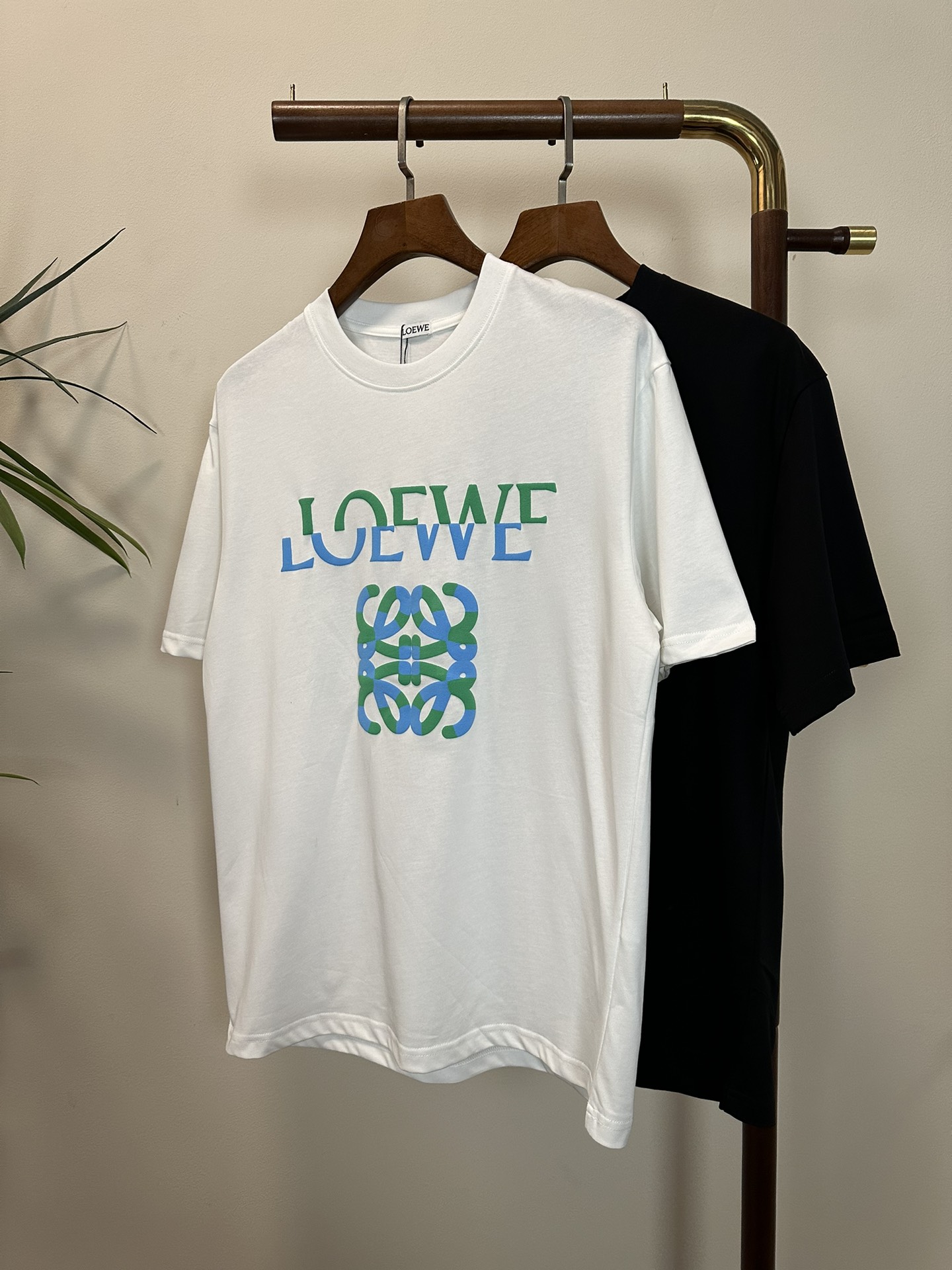 NO:511079,LOE Luo Yiwei 2025 new round neck short-sleeved T-shirt high-end version!  Customized fabrics for counters are breathable and comfortable, with impeccable details, and the brand element design concept reflects high quality. The feel is delicate and soft!  It is casually cut, with a great upper body style!  Code number M-3XL, loewe, loewe, T-shirt,tees, t-shirt,alexander wang19860909LOE 罗意威 2025新款 圆领 短袖 T恤 高端版本！专柜定制面料 透气舒适度高,细节无可挑剔,品牌元素设计理念,体现高品质.手感细腻柔软！呈现休闲裁剪,上身版型超赞！ 码数M-3XL,,loewe,loewe,T-shirt,tees，t-shirt,alexander wang,Men's clothing