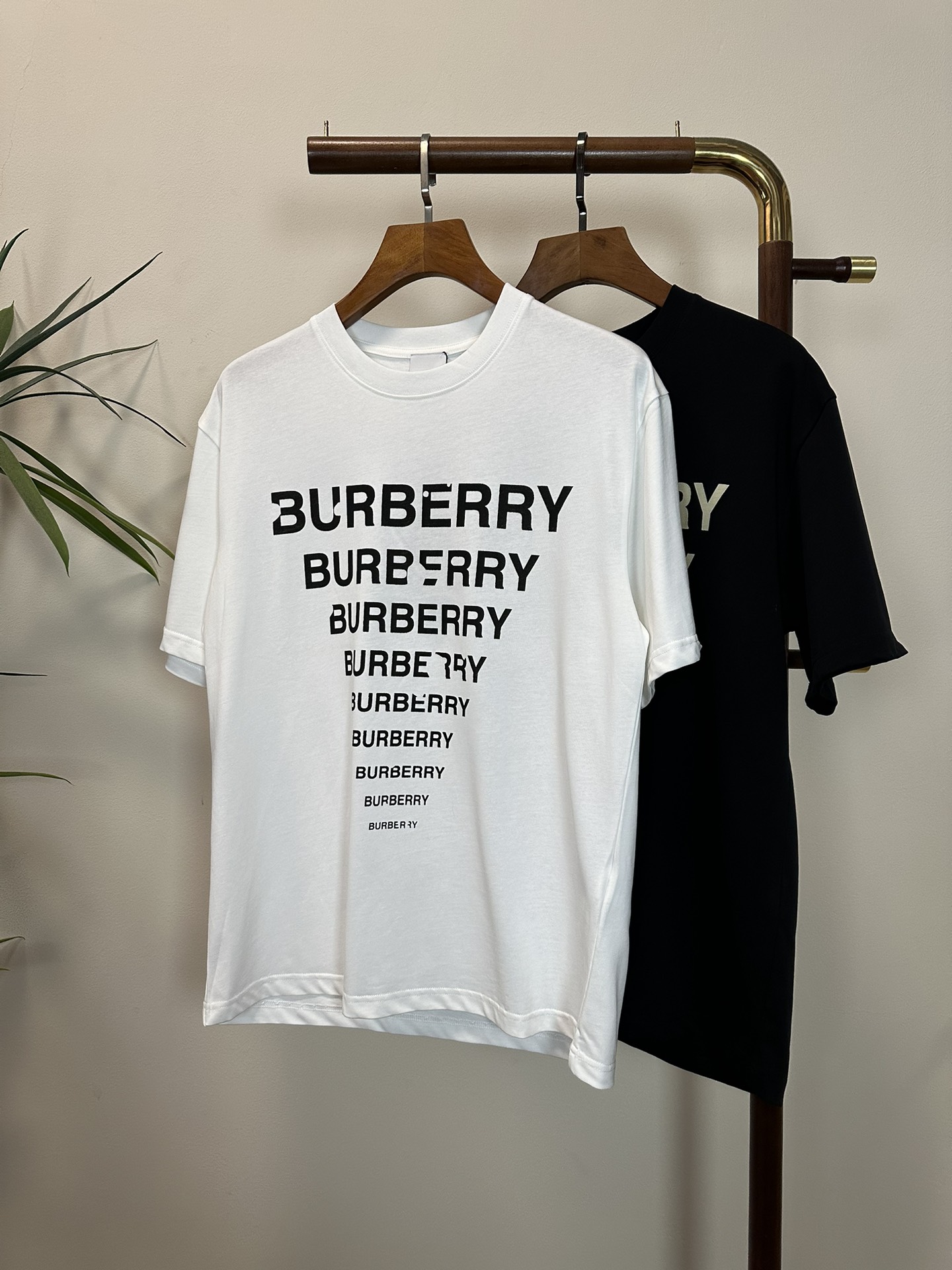 NO:455035,BBR Burberry 2025 new round neck short-sleeved T-shirt high-end version!  Customized fabrics for counters are breathable and comfortable, with impeccable details, and the brand element design concept reflects high quality. The feel is delicate and soft!  It is casually cut, with a great upper body style!  Code number M-3XL, burberry, T-shirt,tees, t-shirt,alexander wang19860909BBR 巴宝莉 2025新款 圆领 短袖 T恤 高端版本！专柜定制面料 透气舒适度高,细节无可挑剔,品牌元素设计理念,体现高品质.手感细腻柔软！呈现休闲裁剪,上身版型超赞！ 码数M-3XL,,burberry,T-shirt,tees，t-shirt,alexander wang,Men's clothing