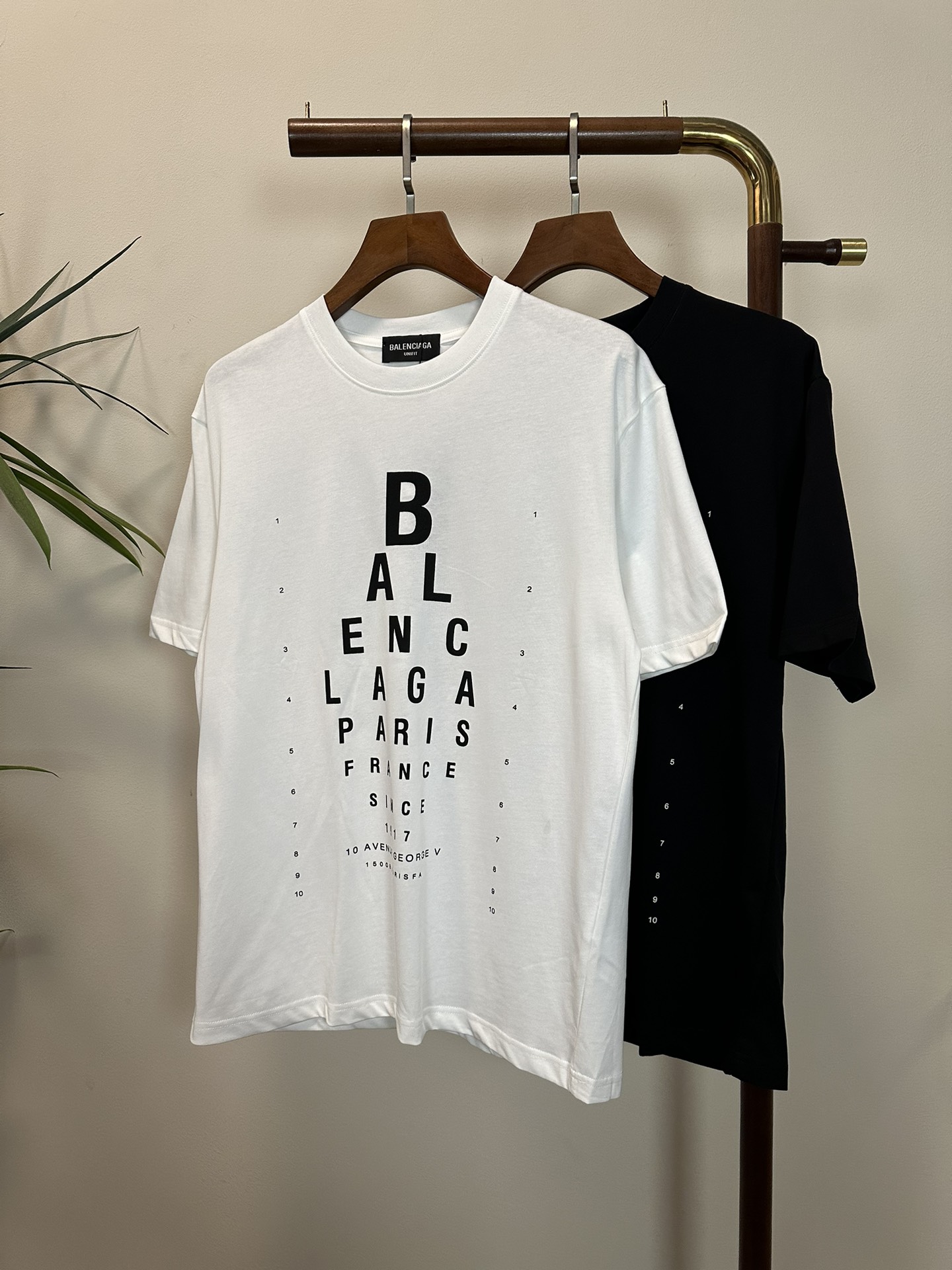 NO:511081,BLCG Balenciaga 2025 new round neck short-sleeved T-shirt high-end version!  Customized fabrics for counters are breathable and comfortable, with impeccable details, and the brand element design concept reflects high quality. The feel is delicate and soft!  It is casually cut, with a great upper body style!  Code number M-3XL, balenciaga, T-shirt,tees, t-shirt,alexander wang19860909BLCG 巴黎世家2025新款 圆领 短袖 T恤 高端版本！专柜定制面料 透气舒适度高,细节无可挑剔,品牌元素设计理念,体现高品质.手感细腻柔软！呈现休闲裁剪,上身版型超赞！ 码数M-3XL,,balenciaga,T-shirt,tees，t-shirt,alexander wang,Men's clothing