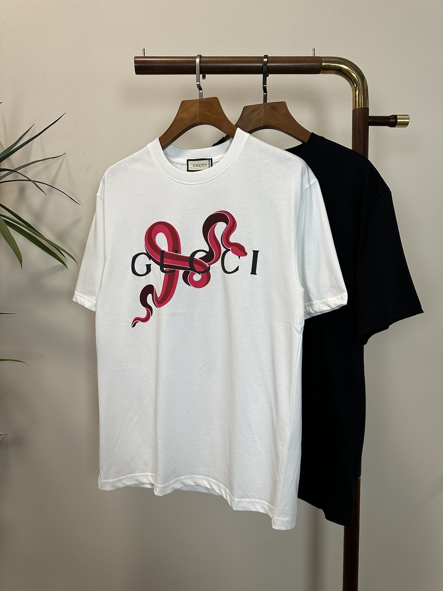 NO:430746,GU Gucci 2025 new round neck short-sleeved T-shirt high-end version!  Customized fabrics for counters are breathable and comfortable, with impeccable details, and the brand element design concept reflects high quality. The feel is delicate and soft!  It is casually cut, with a great upper body style!  Code number M-3XL, gucci, T-shirt,tees, t-shirt,alexander wang19860909GU 古驰2025新款 圆领 短袖 T恤 高端版本！专柜定制面料 透气舒适度高,细节无可挑剔,品牌元素设计理念,体现高品质.手感细腻柔软！呈现休闲裁剪,上身版型超赞！ 码数M-3XL,,gucci,T-shirt,tees，t-shirt,alexander wang,Men's clothing