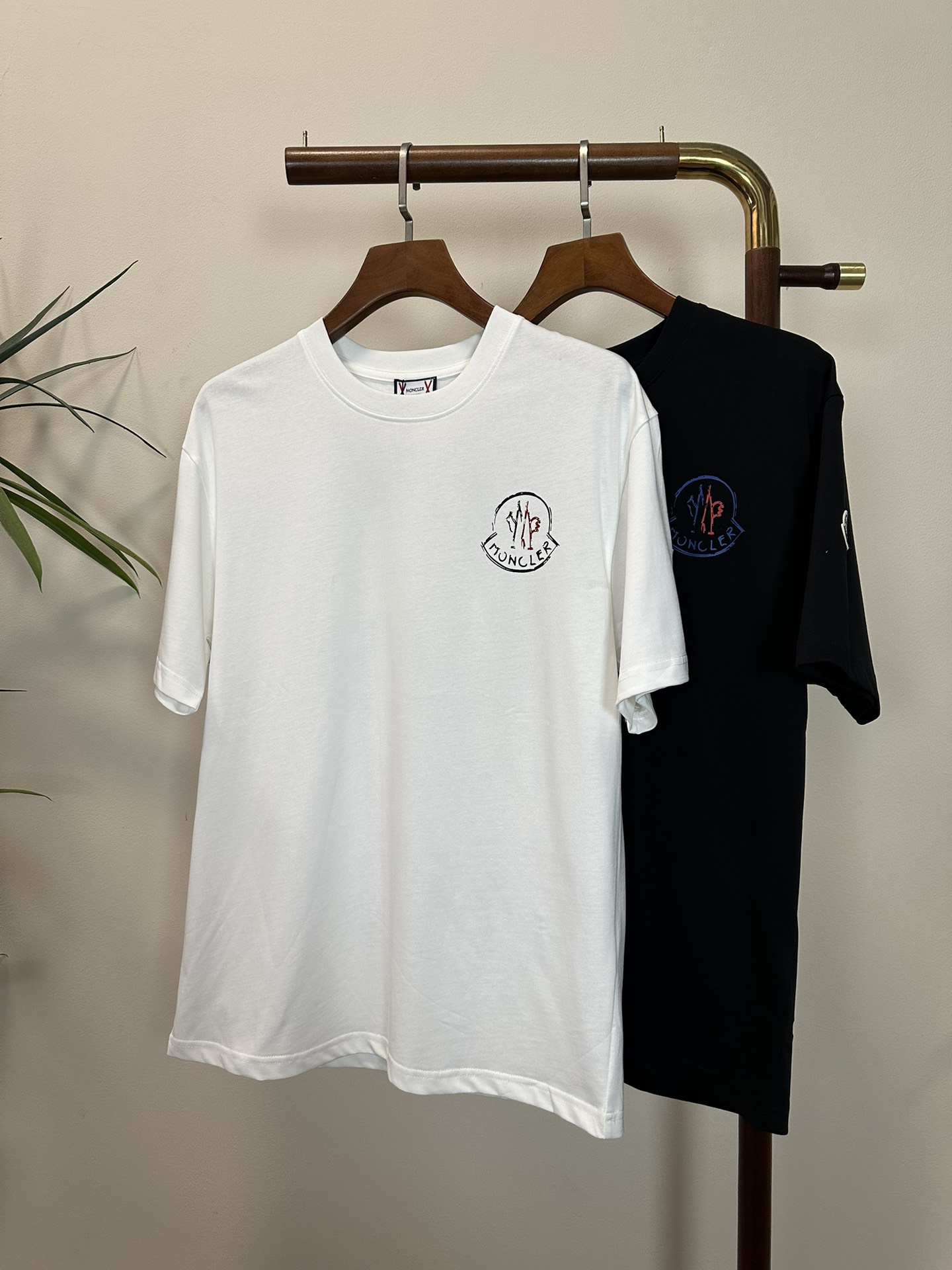 NO:511085,MON 2025 new round neck short-sleeved T-shirt high-end version!  Customized fabrics for counters are breathable and comfortable, with impeccable details, and the brand element design concept reflects high quality. The feel is delicate and soft!  It is casually cut, with a great upper body style!  Code number M-3XL, Moncler, T-shirt,tees, t-shirt,alexander wang19860909MON 蒙口2025新款 圆领 短袖 T恤 高端版本！专柜定制面料 透气舒适度高,细节无可挑剔,品牌元素设计理念,体现高品质.手感细腻柔软！呈现休闲裁剪,上身版型超赞！ 码数M-3XL,,Moncler,T-shirt,tees，t-shirt,alexander wang,Men's clothing