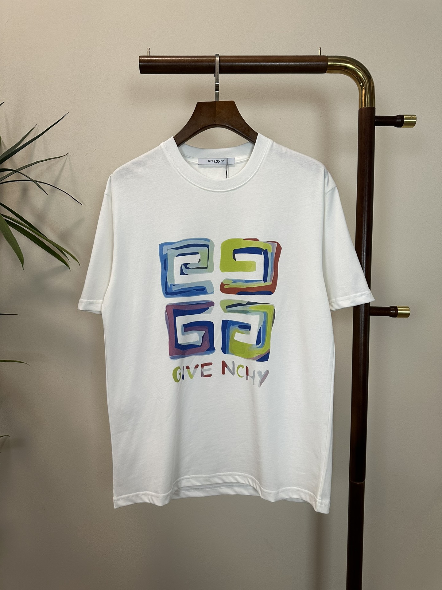 NO:465310,GVC Givenchy 2025 new round neck short-sleeved T-shirt high-end version!  Customized fabrics for counters are breathable and comfortable, with impeccable details, and the brand element design concept reflects high quality. The feel is delicate and soft!  It is casually cut, with a great upper body style!  Code number M-3XL, given, T-shirt,tees,t-shirt,alexander wang19860909GVC 纪梵希 2025新款 圆领 短袖 T恤 高端版本！专柜定制面料 透气舒适度高,细节无可挑剔,品牌元素设计理念,体现高品质.手感细腻柔软！呈现休闲裁剪,上身版型超赞！ 码数M-3XL,,givenchy,T-shirt,tees，t-shirt,alexander wang,Men's clothing