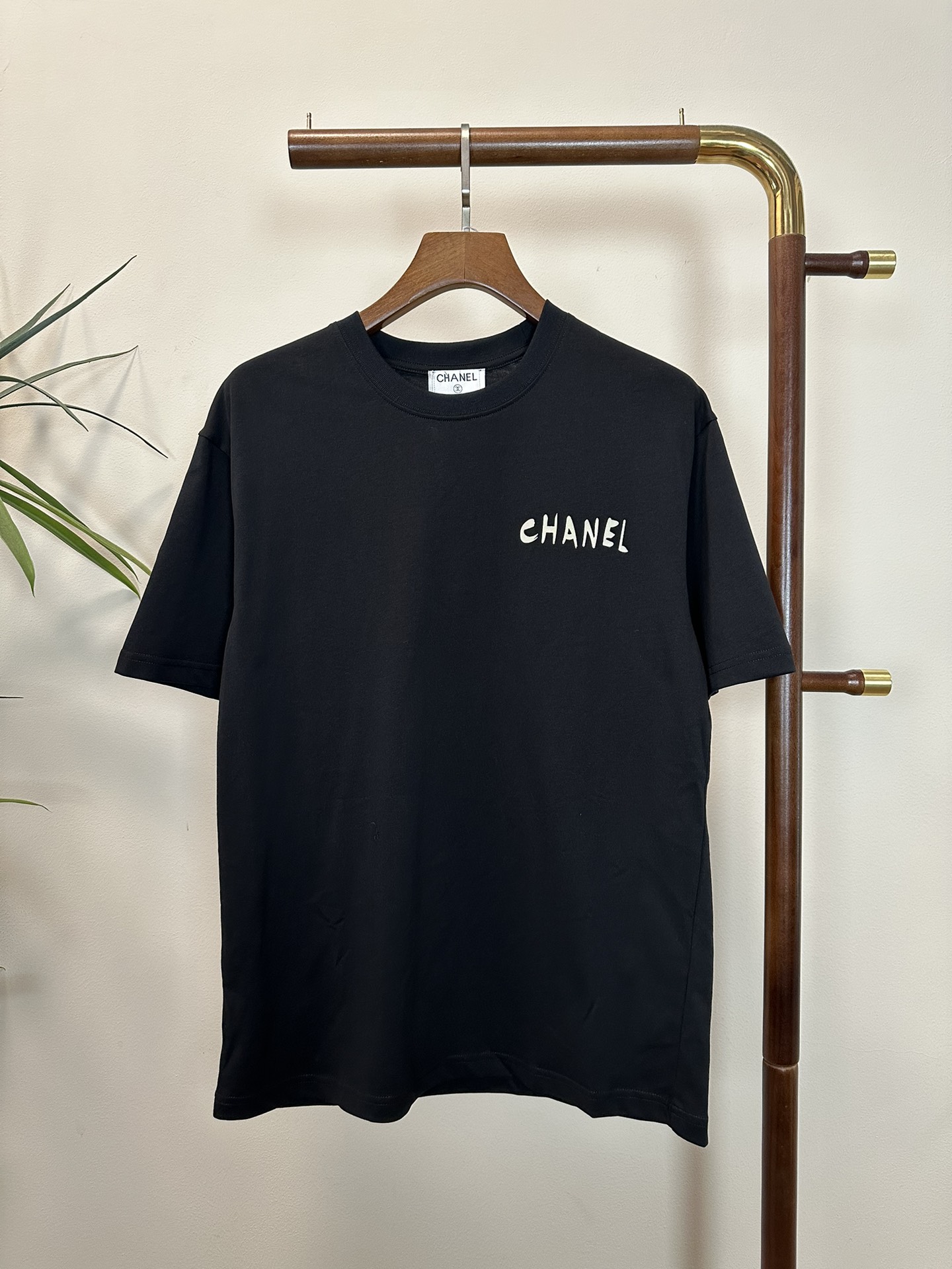 NO:465301,CH Chanel 2025 new round neck short-sleeved T-shirt high-end version!  Customized fabrics for counters are breathable and comfortable, with impeccable details, and the brand element design concept reflects high quality. The feel is delicate and soft!  It is casually cut, with a great upper body style!  Code number M-3XL, chanel, T-shirt,tees, t-shirt,alexander wang19860909CH 香奈儿 2025新款 圆领 短袖 T恤 高端版本！专柜定制面料 透气舒适度高,细节无可挑剔,品牌元素设计理念,体现高品质.手感细腻柔软！呈现休闲裁剪,上身版型超赞！ 码数M-3XL,,chanel,T-shirt,tees，t-shirt,alexander wang,Men's clothing