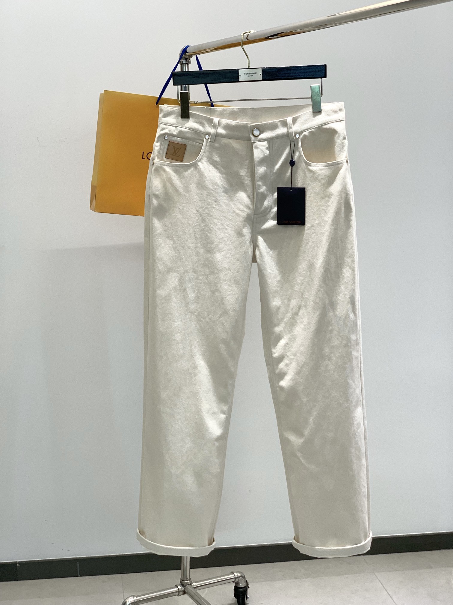 NO:127344,Tops, pants, Louis Vuitton, the latest spring style, available at the counter at the same time, original orders, fashionable casual suits, and very distinctive on the upper body!  Eye-catching and highlighted, imported original fabric, top-level printing craft letter pattern decoration logo, original hardware and auxiliary materials decoration, simple but not lacking in fashion, classic and atmospheric, comfortable and breathable, handsome and stylish on the upper body, S-XL,, louis vuitton, louis vuitton, alexander wang19860909上衣,裤子,LouisVuitton 路易威登,春季最新款,专柜同步有售,原单狠货,时尚休闲套装,上身很有特点！吸睛而有亮点,进口原版面料,顶级印花工艺字母图案装饰Logo,原版五金辅料装饰,简单而不失时尚,经典大气,舒适透气,上身帅气有型,码数S-XL,,louis vuitton,louis vuitton,alexander wang,Men's clothing