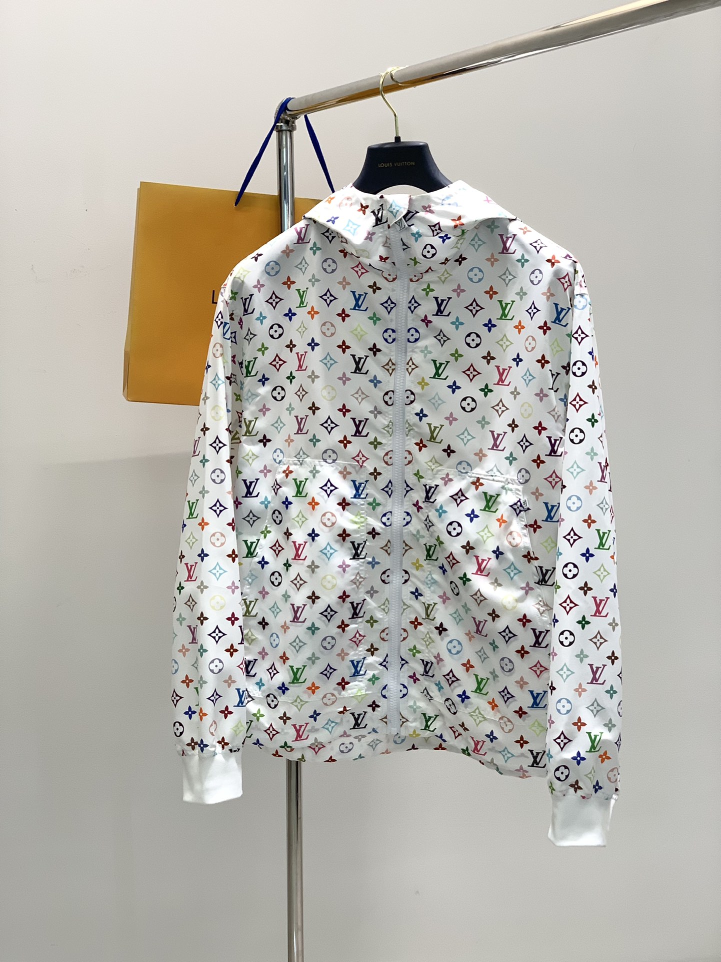 NO:127335,,LouisVuitton, the latest spring model, available at the counter at the same time, original singles, fashionable and casual hooded jacket, very distinctive on the upper body!  Eye-catching and highlighted, imported original fabric, top-level printed craft letter pattern decorative logo, simple but not lacking in fashion, classic and atmospheric, comfortable and breathable, handsome and stylish on the upper body, S-XL,, louis vuitton, louis vuitton, jackets & coats,hats,alexander wang19860909,LouisVuitton 路易威登,春季最新款,专柜同步有售,原单狠货,时尚休闲连帽外套,上身很有特点！吸睛而有亮点,进口原版面料,顶级印花工艺字母图案装饰Logo,简单而不失时尚,经典大气,舒适透气,上身帅气有型,码数S-XL,,louis vuitton,louis vuitton,jackets & coats,hats,alexander wang,Men's clothing