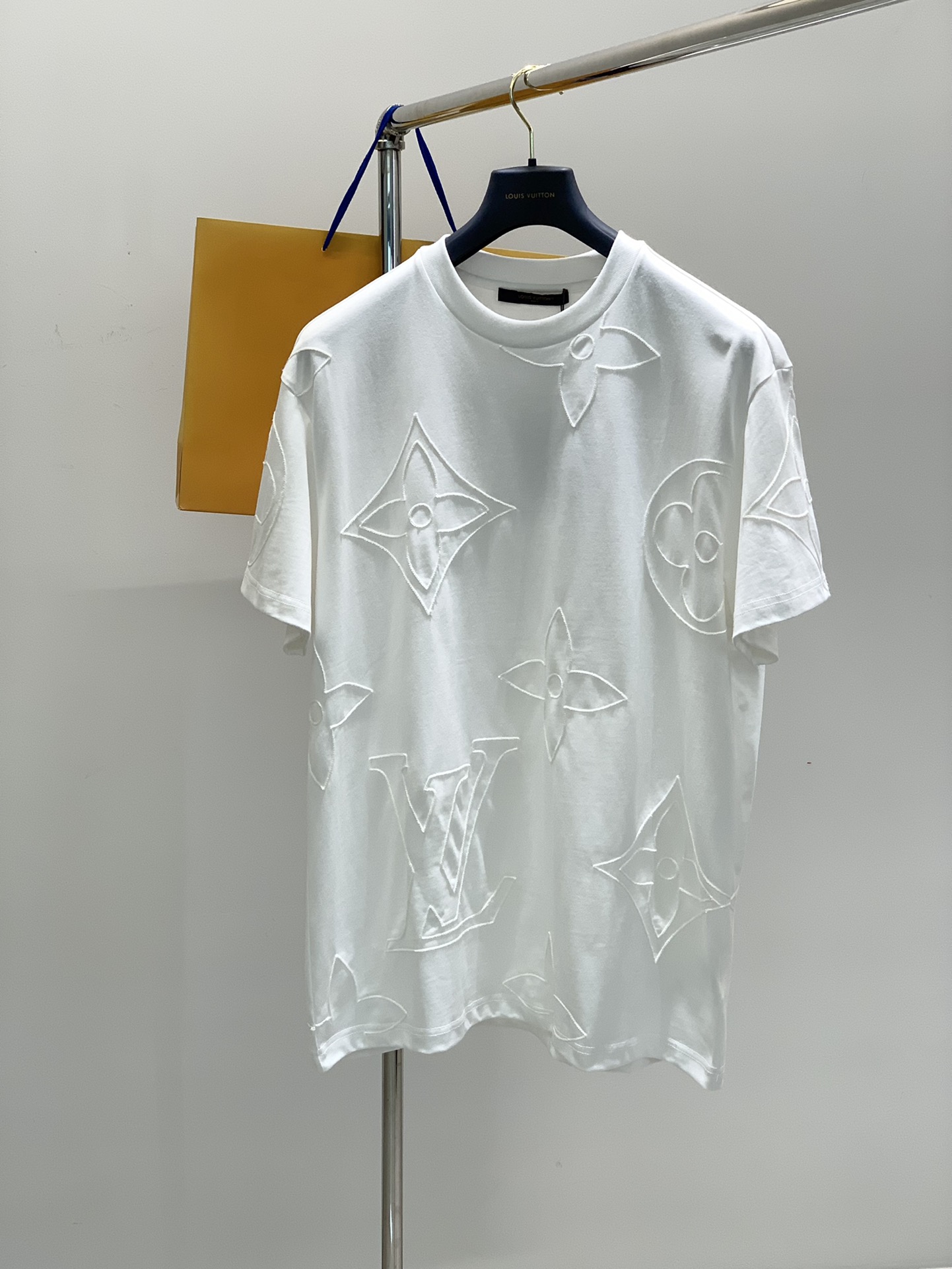 NO:127338,,LouisVuitton, the latest summer model, available at the counter at the same time, original singles, fashionable and casual round neck short-sleeved T-shirt, very distinctive on the upper body!  Eye-catching and highlighted, imported original fabric, top-grade embroidery craft letter pattern decorative logo, simple but not lacking in fashion, classic and atmospheric, comfortable and breathable, handsome and stylish on the upper body, S-XL,, louis vuitton, louis vuitton, T-shirt,tees, t-shirt,alexander wang19860909,LouisVuitton 路易威登,夏季最新款,专柜同步有售,原单狠货,时尚休闲圆领短袖T恤,上身很有特点！吸睛而有亮点,进口原版面料,顶级刺绣工艺字母图案装饰Logo,简单而不失时尚,经典大气,舒适透气,上身帅气有型,码数S-XL,,louis vuitton,louis vuitton,T-shirt,tees，t-shirt,alexander wang,Men's clothing