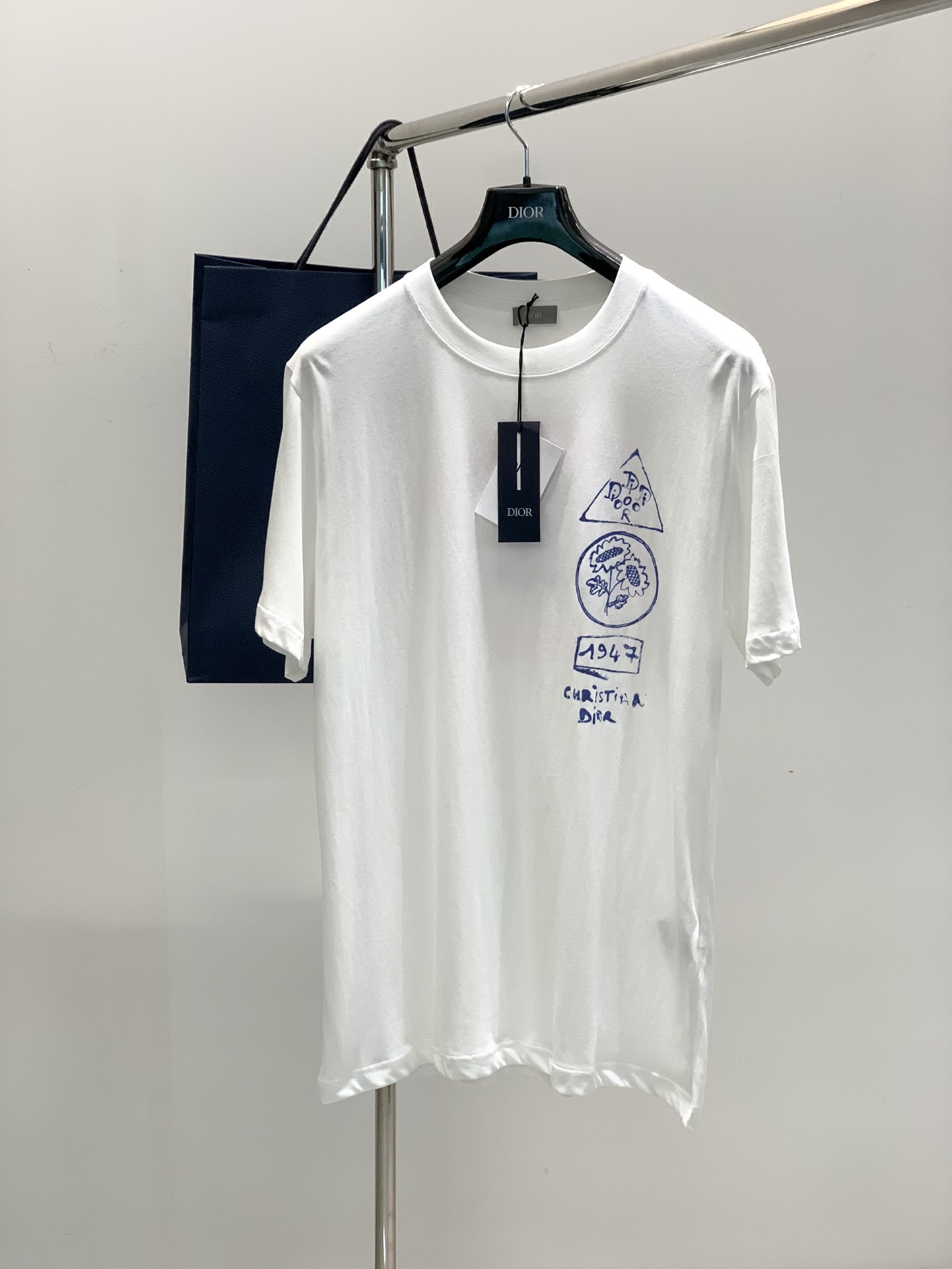 NO:127347,,Dior Dior, 2025 spring new product, available at the same time for counters, simple and fashionable casual round neck short-sleeved T-shirt, original imported fabric, comfortable and breathable, top-grade printing craft letter pattern logo, extremely high-end, unique design, fashionable and handsome on the upper body!  S-XL, dior, dior, T-shirt,tees, t-shirt,alexander wang19860909,Dior 迪奥, 2025春季新品,专柜同步有售,简约时尚休闲圆领短袖T恤,原版进口面料,舒适透气,顶级印花工艺字母图案logo,档次极高,独特设计,上身时尚帅气！码数S-XL,,dior,dior,T-shirt,tees，t-shirt,alexander wang,Men's clothing