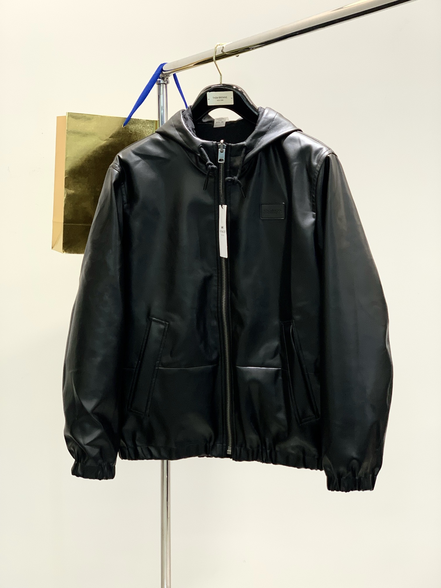 NO:127326,,COACH/Men's Double-Sided TRAINER Jacket Loose Hooded Jacket! ! Coach leather jacket! Handsome and spicy~ This year is really popular! The same color really gives people a sense of texture. Especially because of the luster brought by different materials, the whole look is also layered. Coach This double-sided leather jacket retains the cool and handsome feeling of the leather jacket, and the other side has a more daily casual feeling. Although it is made of PU material, it truly achieves the same thickness and texture of genuine leather. The leather jacket   handsome you will definitely feel full of texture when paired with it. The luster of the leather is really something that other materials cannot satisfy! The look is beautiful and practical and low-key. The slack style, the combination of wide or narrow looks conflicting, but it also has its own unique aesthetic sense. Fashion is hidden in the details. A piece of clothing, a variety of aesthetic combinations, high-quality double-sided wear, you, a tough guy, go! ! Size M-XXL M Shoulder width 49 Bust 118 Clothes length 68 Recommended about 130 L Shoulder width 50 Bust 122 Clothes length 70 Recommended about 150 XL Shoulder width 51 Bust 126 Clothes length 72 Recommended about 170 XXL Shoulder width 52 Bust 130 Clothes length 74 Recommended about 100, coach,coach,jackets & coats,jackets & coats,leather jacket,hats,alexander wang19860909,COACH/蔻驰男士双面TRAINER夹克宽松连帽外套！！ Coach皮衣！帅飞辣~ 今年真的好流行极致风！同一色系,真的能给人一种质感穿搭的感觉.特别是因为不同材质带来的光泽,让整套look也富有层次感. Coach蔻驰 这件双面穿的皮衣,保留皮衣的酷帅感以外,另一面老花又多了日常休闲的感觉. 虽说是PU材质,但是真正的做到了真皮同样的厚度和纹理感. 皮衣 帅气的你搭配起来绝对质感拉满,皮质的光泽感真的是其他材质没办法满足的！ 好看实穿又低調,松弛的版型,或宽或窄的搭配显得冲突但又有自己的独特美感時尚都藏在细节里 一件衣服,多种审美搭配,双面穿的高货,硬汉的您,走起！！ 尺码M-XXL M 肩宽49 胸围118 衣长68 建议130左右 L 肩宽50 胸围122 衣长70建议150左右 XL 肩宽51 胸围126 衣长72建议170左右 XXL 肩宽52 胸围130 衣长74 建议左右,,coach,coach,jackets & coats,jackets & coats,leather jacket,hats,alexander wang,Men's clothing