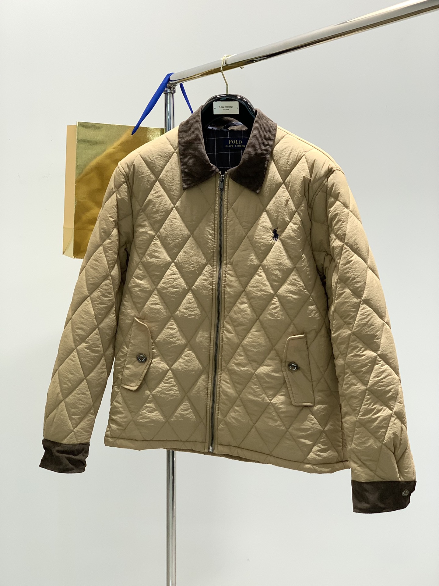 NO:127328,,Lav Lauren Men's Classic Waterproof Quilted Jacket Waterproof Quilted Jacket!  !  This quilted jacket is made of waterproof fabric, with a stuffed down substitute, which can help you stay warm, dry and comfortable. The left side of the chest is decorated with the iconic pony. This quilted jacket is made of waterproof fabric, which can help you stay warm, dry and comfortable. The left side of the chest is decorated with the iconic pony embroidery. · Half-high collar, double button closure on the front, with corduroy edging, full zipper on the front · Long sleeves, button-type cylindrical cuffs · Two button-type pockets on the front waist · Adjustable button-tabs at the back waist · Identical pony embroidery on the left side of the chest · Fabric and filler polyester First of all, this is a cotton jacket, but it has a very strong warmth. It is light but very warm. All are filled with technology polyester. The overall lightweight, soft and lightweight.  The fabric is more woven, smooth, slightly matte fabric, and then the corduroy side is turned out to be more dead light, more gratifying and rough work-wearing corduroy material. The hem of the clothes can also be adjusted, the red label pony brand logo on the chest has a small contrast color but has a certain recognition pony embroidery. YB three-standard auxiliary materials QR code can be scanned and directly enter GW. Color khaki Navy size S-XL S shoulder width 48 bust 112 length 69 recommended about 130 M shoulder width 49 bust 116 length 71 recommended about 150 L shoulder width 51 bust 120 length 73 recommended about 170 XL shoulder width 52 bust 124 length 75 recommended about 75, jackets & coats, down  Jacket,alexander wang19860909,拉夫劳伦男装 经典款防沾水绗缝夹克 防沾水绗缝夹克！！ 这款绗缝夹克选用防沾水面料制成,填充羽绒替代品,可帮助您保持温暖、干爽和舒适,胸前左侧饰有标志性小马这款绗缝夹克选用防沾水面料制成,填充羽绒替代品,可帮助您保持温暖、干爽和舒适,胸前左侧饰有标志性小马刺绣. ·半高领,正面双纽扣式开合,带灯芯绒镶边,正面全拉链 ·长袖,纽扣式筒形袖口 ·正面腰部两个纽扣式口袋 ·背面腰部有可调节扣袢 ·胸前左侧饰有标志性小马刺绣 ·面料和填充物聚酯纤维 首先这件是棉服噢,但是呢,它的保暖系数是非常强的. 轻盈但是又非常的温暖. 用到的都是科技聚酯纤维的填充.整体轻便柔软轻薄. 面料这个是更加偏梭织,光滑的,有微微哑光感的面料、 然后灯芯绒的一面全部翻出来有到的则是更加具有死光感的 更加具有感激感和一定粗犷工装感的灯芯绒材质. 所 衣侧下摆也可以调节,胸前红标小马品牌标识,有个反差色的很小的但是又有到一定辨识度的小马刺绣. YB三标辅料 二维码可扫 直接进入GW. 颜色卡其 海军蓝 尺码S-XL S肩宽48胸围112衣长69建议130左右 M 肩宽49胸围116衣长71建议150左右 L肩宽51胸围120衣长73建议170左右 XL肩宽52胸围124 衣长75建议左右,,jackets & coats,down jacket,alexander wang,Men's clothing