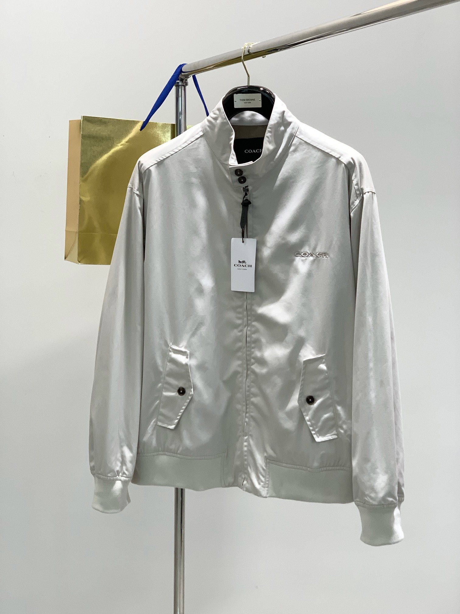 NO:127330,, Spring and Autumn new COACH/Coach Outlet Men's HARRINGTON Retro Small Stand Collar Samei Neat Jacket Trench Coat!  !  !  DETAILS Details Fabric cotton large body lining cotton sleeve lining 56 polyester fiber 44 viscose fiber knitted rib 77 cotton 21 nylon 2 spandex does not include the decorative part Knitted rib 77 cotton, 21 nylon, 2 spandex body lining cotton Sleeve lining 56 polyester fiber, 44 viscose leather details Zipper, closure, insert bag, dry cleaning The design is simple and elegant, the lines are smooth, and there is no excessive cumbersome decoration. The back trench coat-style Yuke design is breathable and comfortable. The hem and cuffs are made of high-quality threads, windproof and skin comfortable. The jeans are directly a fashionable spirit~ with a casual outdoor travel feeling. 200D high-quality polyester fiber blend material, wear resistance and wrinkle resistance, and also has certain windproof performance!  !  Color navy blue Stone Size M-XXL M shoulder width 54 bust 124 Clothes length 68 recommended about 130 L shoulder width 55.5 bust 128 Clothes length 69.5 recommended about 150 XL shoulder width 57 bust 132 Clothes length 71 recommended about 170 XXL shoulder width 58.8 bust 136 Clothes length 72.5 recommended about 1,coach,coach,jeans,jackets & coats,jackets & coats,alexander wang19860909,春秋新款 COACH/蔻驰奥莱男士HARRINGTON复古式小立领飒美利落夹克风衣外套！！！ DETAILS 细节 面料棉大身里料棉袖子里料56聚酯纤维44 粘纤 针织罗纹77棉21锦纶2氨纶不包括装饰部分 针织罗纹77棉,21锦纶,2氨纶 衣身里料棉 袖子里料56聚酯纤维,44粘纤皮革细节 拉链 开合 插袋 干洗 设计简洁大方,线条流畅,没有过多的繁琐装饰. 后背风衣式育克设计,透气舒适. 下摆和袖口采用高品质螺纹,防风贴肤舒适 配牛仔裤直接就是时髦的神～配休闲户外羁旅感. 200D高品质的聚酯纤维混纺材质,耐磨性和抗皱性,同时也有一定的防风性能！！ 颜色海军蓝 石色 尺码M-XXL M肩宽54胸围124 衣长68建议130左右 L肩宽55.5胸围128 衣长69.5建议150左右 XL肩宽57胸围132衣长71建议170左右 XXL肩宽58.8胸围136 衣长72.5建议左右,,coach,coach,jeans,jackets & coats,jackets & coats,alexander wang,Men's clothing