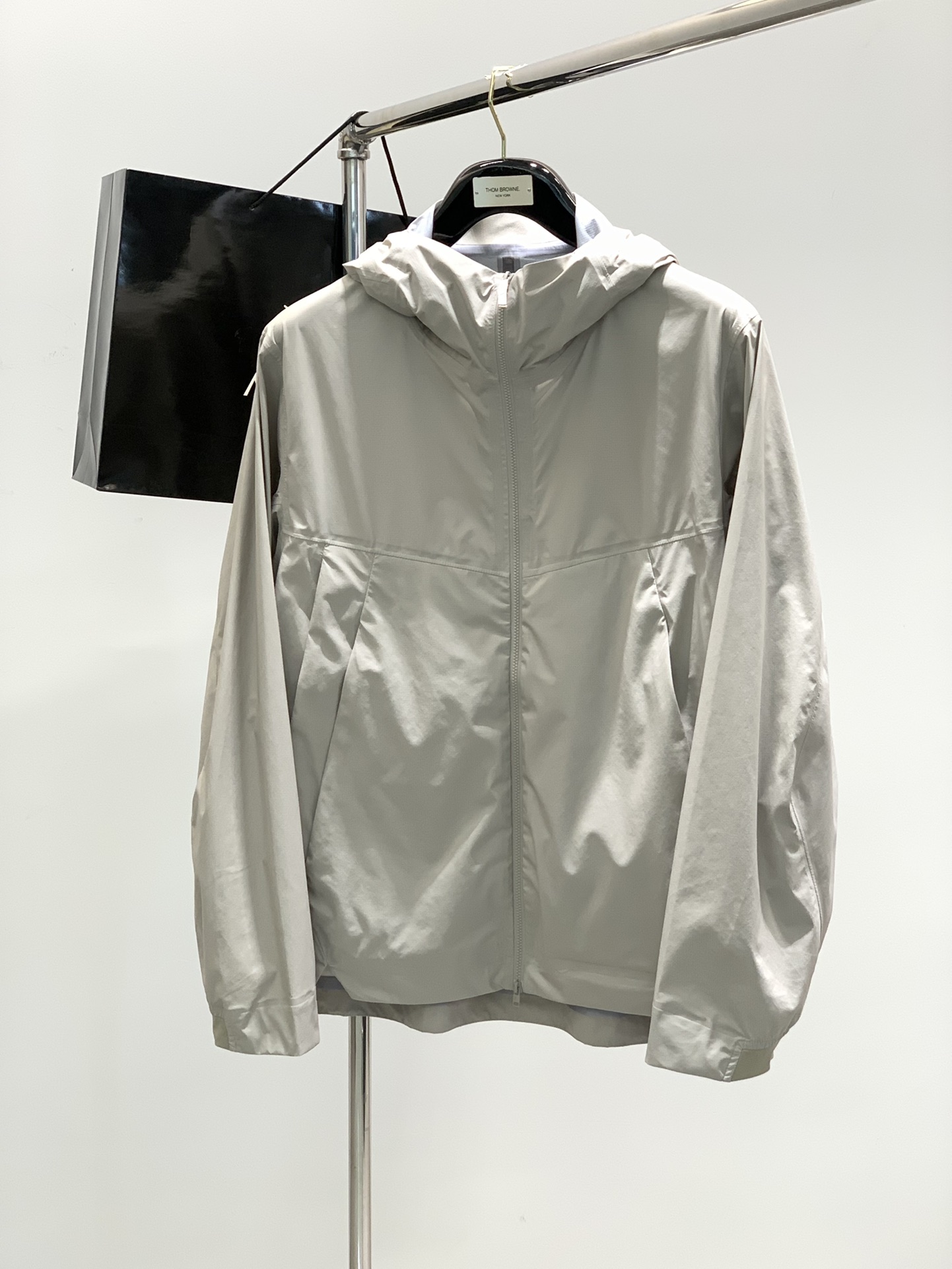 NO:127331,,Archaeon Bird Men's functional adhesive Gore-tex fabric breathable, waterproof, vertical cut and deconstructed lightweight thin hooded jacket About Brand It belongs to the highest-end Veilance business series, as a branch that pays more attention to fashion design, matches top functional materials with fashion tailoring, with high profile, accent, and a luxury price. About style and design The dark horse-level SURVEY Jacket hard shell jacket, Bird's high-end business series, a set of light, soft and vertical cut and deconstructed hooded jackets, with simple and powerful line design combined with seamless technology, bringing a distinctive minimalism, which is a long-lasting signature item.  Deconstruction is the essence. The large body is spliced ​​in multiple places and is cut in a heavy industry. It is a hooded model, a hood that is cut in a vertically spliced ​​and glued with a bone position line, a brim with a press-fitting rubber windproof, and a built-in closure pull rope that can adjust the size of the hood. The plug-in bag with a press-fitting edge   waterproof zipper is parallel to the insert bag on the right side. It is designed with an extended zipper, from the armpit to the hem, a two-way pull-out head, which can adjust the opening and closing degree by itself. The hem is fixed with a snap button, which increases the sweat-relieving and breathable channel. It is also convenient for the picking of the inner bag, which meets the needs of life, and has a full sense of shape. The vertical tailing design that bird is good at in line with the ergonomic principles has changed the constraints and restraint of traditional business. The three-dimensional deconstruction on the side back and the rotator sleeves can be called a textbook version. The 360-degree all-round geometric cut sheet reorganized and spliced, and the three-dimensional sense is quite excellent. The vertical tailing sleeve is cut according to the 3D dynamic line of the human body.  The uniqueness of Down Jaket. About fabrics and processes Polyester fiber uses waterproof, windproof and durable Gore-tex fabric, incorporates patented adhesive pressing technology, and is made of three layers of fabric. It has a lightweight and soft feel and has a good horizontal elasticity. It uses N30P fabric with C-KNIT backing. The inner Goretex fabric has a lighter backing, making the garment lightweight enough, windproof, breathable, lightweight, wear-resistant, waterproof, press-proof high-strength hanging ring, narrowing seam head (about 1.6mm), which minimizes burden and weight. The inner joints and bone position line are fully pressed, and the zipper is a genuine customized zipper for YKK. Sizes S, M, L, XL, XXL, jil sanderarc'teryx, jackets & coats, hats, alexander wang19860909,始祖鸟 男款机能压胶Gore-tex面料透气防水立裁解构轻量薄款连帽冲锋衣夹克 关于Brand 隶属于最高端的Veilance商务系列,作为一个更加注重时尚设计的支线,将顶级机能物料与时装剪裁相契合,逼格高,腔调有,且售价亦奢侈.  关于款式及设计 黑马级别的SURVEY Jacket硬壳夹克,鸟家的高端商务系列,一组轻薄柔软且立裁解构的连帽冲锋衣,以简单有力的线条设计结合无接缝线技术,带来风格鲜明的极简主义,属于经久不衰的招牌单品. 解构是精髓,大身多处拼接并重工立裁,一体连帽的款,立裁拼接且骨位线压胶的帽兜,带压胶防风的帽檐片,内置的收束拉绳可调节帽兜大小.压胶边框 防水拉链组合的插袋,右侧与插袋平行,设计了加长拉链,自腋下到下摆,双向的拉头,可自行调节开合程度,下摆加了按扣固定,增加了排汗透气的通道,同时也方便内袋的取物,贴合生活需求,造型感十足. 鸟所擅长的符合人体工程学原理的立裁设计,改变了传统商务的束缚与拘谨感.侧身后背及肩袖处的立体解构堪称教科书版本,360度全方位的几何裁片重组拼接,立体感相当优秀,立裁袖按着人体3D动态线裁剪是Node Down Jaket的独到之处. 关于面料及工艺 聚酯纤维,采用防水、防风、耐用的Gore-tex面料,融入专利压胶技术,三层面料复合而成,手感轻质柔软,横向较好的微弹力,使用了带C-KNIT背衬的N30P面料,内层Goretex面料更轻薄的背衬,使得成衣足够轻量化,防风、透气、轻量、耐磨、防水,压胶高强度挂环,窄化缝头（约1.6mm）,更大限度减少累赘和重量.内里接缝及骨位线全压胶工艺,拉链为YKK正品定制拉链. 尺码S,M,L,XL,XXL,,jil sanderarc'teryx,jackets & coats,hats,alexander wang,Men's clothing