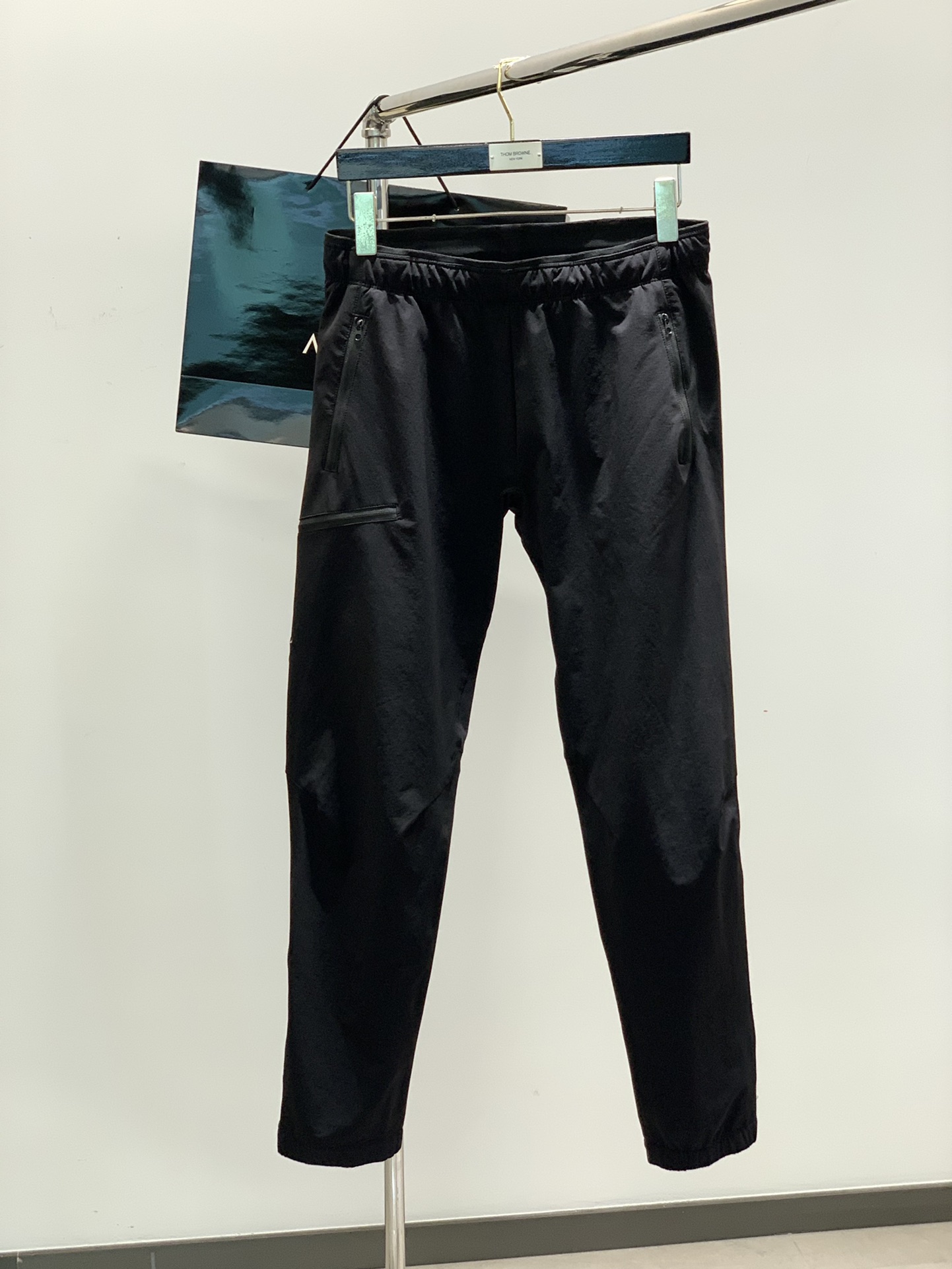 NO:127336,,Archaeoptera Bird GAMMA JOGGER Windproof Men's Soft Shell Trousers!  !  Product details This Gamma trousers have a variety of functions and can always adapt to your changing needs. Durable soft shell fabric is water-resistant and can be lightly warm. Elastic fabric is matched with splicing and tailoring technology, so you can move freely. The adjustable belt is comfortable for a whole day, and the trouser legs can prevent gravel from entering. Mountain climbing series Alpine rock climbing equipment, convenient and comprehensive protection. GAMMA with elastic wind-proof and water-resistant middle layer or jacket, breathable and wear-resistant. Soft shell breathable fabric has good wear resistance. Basic information Usage: rock climbing, alpine climbing Cutting: Standard style Fabric: Fortius DW 2.0-nylon, spandex, water-resistant treated with PFC-free DWR water-resistant treatment All performance · Breathable, lightweight, durable, and diverse functions · Elastic fabric structure, free movement, Fortius DW  2.0 fabric is durable, elastic, comfortable to fit ·Standard style, easy to move ·Split cut, easy to move ·Frost cloth crotch ·Two zipper pockets, compatible with seat belt pull-up chain leg pockets ·Adjustable waist drawstring ·Elastic band ruffles Color black and blue Five size choice Size M-3XL Waist circumference hip circumference Foot trousers Recommended M7698 12.5 98.5 130 L 80 102 13.5100 150 XL 84 106 14.5101.5 170 2XL 88110 15.5103 3XL 9211416.5104.5 210,arc'teryx,jackets & coats,alexander wang19860909,始祖鸟 GAMMA JOGGER 防风 男子 软壳长裤！！ 商品详情 这款Gamma束脚裤具有多样功能,总能适应你不断变化的需求.耐用的软壳面料防泼水、可轻度保暖.弹力面料搭配拼接剪裁工艺,让你活动自如,可调节的腰带可舒适一整天,收束的裤脚可防止碎石进入. 登山攀岩系列 高山攀岩装备,活动便捷、保护周全. GAMMA 带弹力的防风防泼水中间层或外套,透气防磨. 软壳透气面料,耐磨性较好. 基本信息 用途:攀岩,高山攀登 裁切:标准款式 面料:Fortius DW 2.0-锦纶、氨纶,经不含PFC的DWR防泼水处理 全部性能 ·透气,轻量,耐用,功能多样 ·弹性面料结构,活动自 如,Fortius DW 2.0面料经久耐穿,富有弹性,贴身舒适 ·标准款式,活动自如 ·拼接剪裁,活动自如,插角布裤裆 ·两个拉链口袋,兼容安全带的带拉 链腿袋 ·可调腰部抽绳 ·松紧带褶边 颜色黑蓝两色 五个码选择 尺码M-3XL  腰围 臀围 脚口裤长 建议 M7698 12.5 98.5 130 L 80 102 13.5100 150 XL 84 106 14.5101.5 170 2XL 88110 15.5103  3XL 9211416.5104.5 210,arc'teryx,jackets & coats,alexander wang,Men's clothing