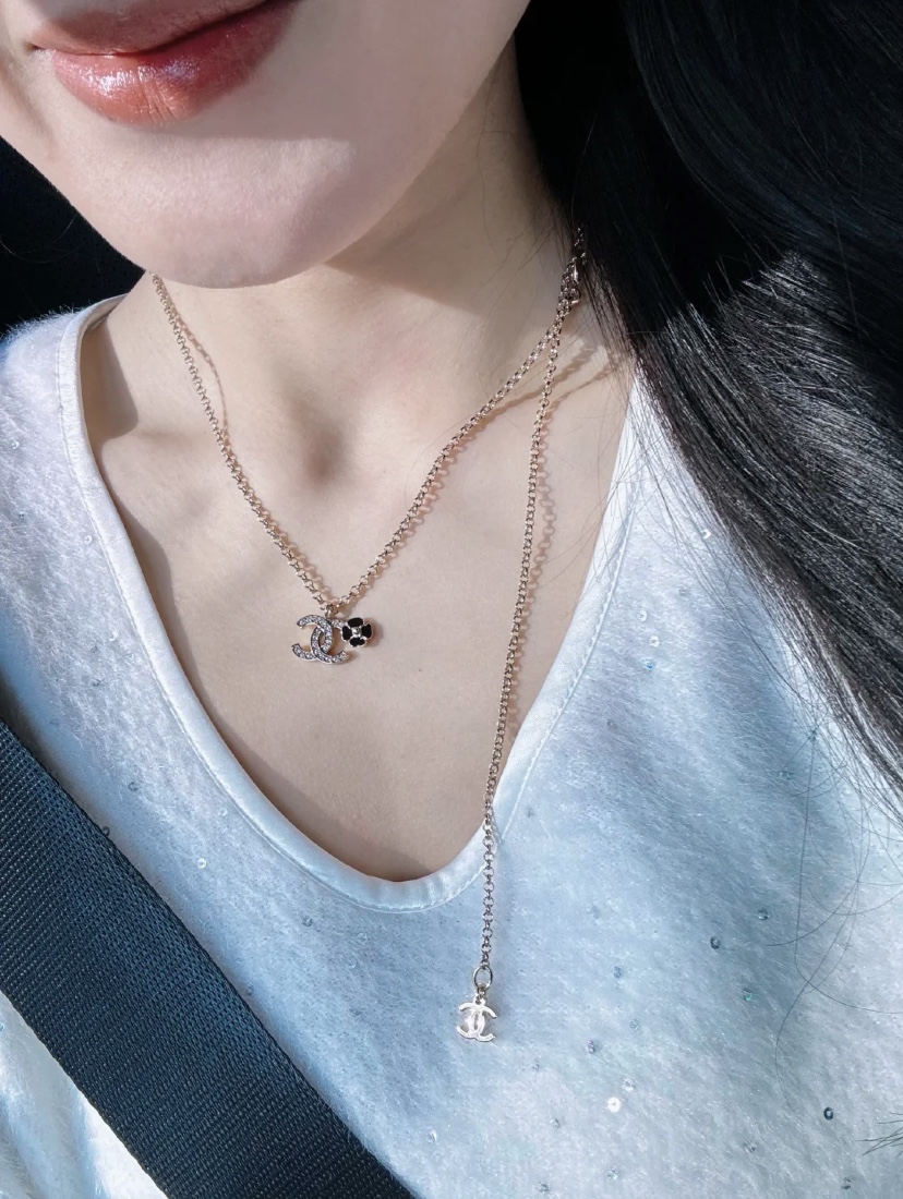  编码N1017   
🛍香奈儿项链热销🔥爆上新🆕🆕🆕
😎CHAN 25。  黑珐琅四叶草双Ｃ项链
🥸金