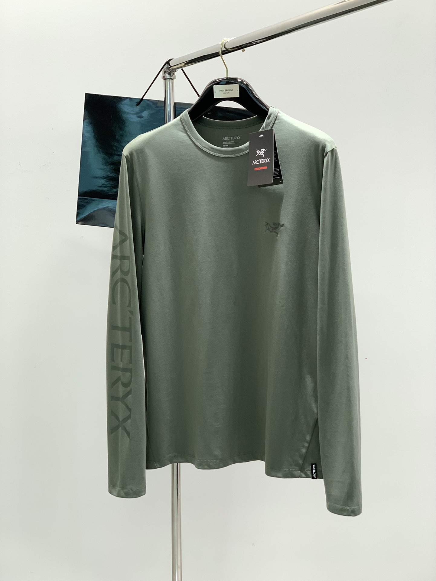 NO:127339,,Archaeopteryx Captive ARC'word shirt Lsmen's Eyebrow plaid silver tape decorates new favorite texture solid color logo logo round neck long sleeves, same style for men and women, three colors!  !  CAPTIVE ARC'WORD LS M men's cotton long-sleeved T-shirt blends natural comfort and technical performance, this long-sleeved T-shirt is suitable for all seasons and is suitable for all weather. Provides a comfortable and cool wearing experience. Underarm corner fabric and micro-stretch design ensures freedom of movement. Product information PRODUCTINFORMATION Basic information Usage: Urban life, travel/commuting Cut: Standard style Fabric: cotton/polyester/spandex blended knitted fabric, 240gsm All performance · Breathable, lightweight · Round neck · Long sleeve Urban leisure Integrates high-tech outdoor function, comfort and durability into daily outfits. Breathable fabric Can dissipate water vapor, help regulate body temperature and enhance wear comfort. Natural fiber  Natural fiber fabrics are naturally beneficial and provide skin-friendly touch. Synthetic fibers Functional fabrics have better performance. Color mist green White Black Size M-2XL M Shoulder width 44 Bust 106 Sleeve length 86 Recommended about 125 L Shoulder width 45 Bust 110 Sleeve length 89 Recommended about 150 XL Shoulder width 46 Bust 114 Sleeve length 91 Recommended about 2XL Shoulder width 47 Bust 118 Sleeve length 94 Recommended about 195, arc'teryx,tees, t-shirt,alexander wang19860909,始祖鸟 Captive ARC‘word shirt Lsmen's 眉格格银色胶带装饰新宠质感纯色logo标识圆领长袖 男女同款 三色！！ CAPTIVE ARC'WORD LS M男子棉质长袖T恤 融合天然舒适感和技术性能, 这款长袖T恤四季皆宜,适合全天候穿着. 提供舒适、凉爽的穿着体验. 腋下插角布和微弹力设计确保活动自如. 产品信息 PRODUCTINFORMATION 基本信息 用途:都市生活,旅行/通勤 裁切:标准款式 面料:棉/聚酯纤维/氨纶混纺的 针织面料,240gsm 全部性能 ·透气,轻量 ·圆领 ·长袖 城市休闲 将高科技户外功能、舒适性和持久性融入日常装束. 透气面料 能使水蒸气散去,帮助调节体温,增强穿着舒适度. 天然纤维 天然纤维面料天生好处良多,提供亲肤触感. 合成纤维 功能性面料性能较佳. 颜色幽雾绿 白色 黑色 尺码M-2XL M肩宽44 胸围106 袖长86 建议125左右 L 肩宽45 胸围110 袖长89 建议150左右 XL 肩宽46 胸围114 袖长91 建议左右 2XL 肩宽47 胸围118袖长94 建议195左右,arc'teryx,tees，t-shirt,alexander wang,Men's clothing