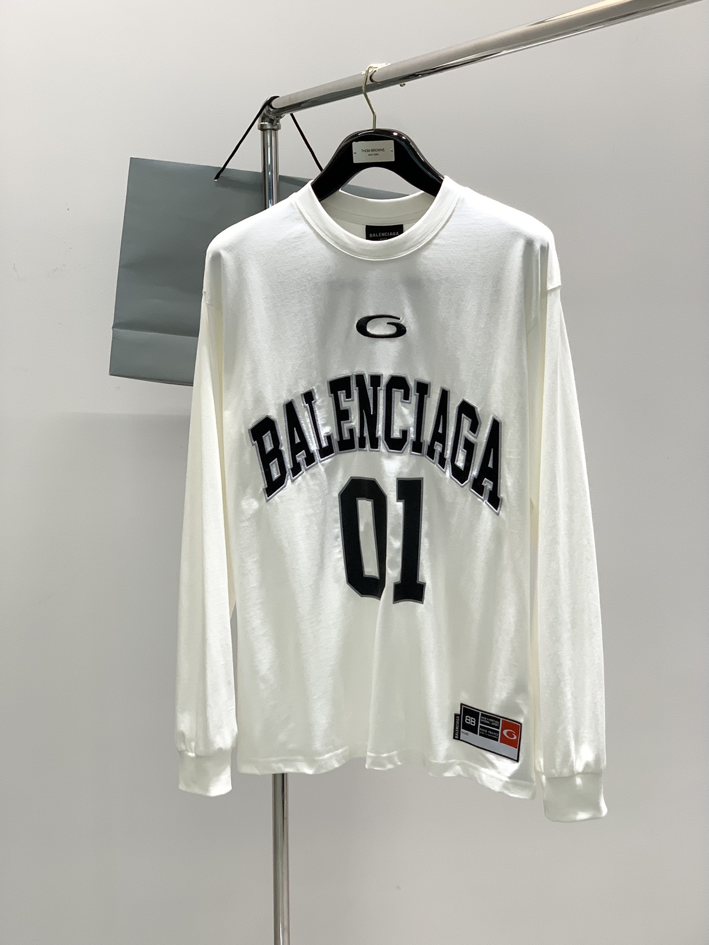 NO:127342,,Balenciaga BAsketball Series Series Embroidered No. 01 jersey long-sleeved T-shirt, same style for men and women, loose style!  !  New base shirt, appearance and comfort coexist ~ A very eye-catching style, Balenciaga No. 01 letter embroidery base is also very popular, and the overall combination is very fashionable and elegant. It is suitable for wear for every occasion. It is high and heavy, and has a strong skin-friendly feel. Buy it as it is. Custom dyeing of fabrics. Washed and pre-shrinked 16 combed tight spinning. Custom threads. The same style for men and women. Use imported printing   patch embroidery technology. The process is extremely complex. Pure cotton soft fabric, color dyeing cotton, full of fashion. Color black and gray Apricot white Size XS-L XS shoulder-falling design bust 116 garment length 72 recommended about 130 S shoulder-falling design bust 120 garment length 74 recommended about 150 M shoulder-falling design bust 124 garment length 76 recommended about 170 L shoulder-falling design bust 128  Clothes length 78 suggests about, balenciaga, balenciaga, tees, t-shirt, alexander wang19860909,Balenciaga巴黎世家 BAsketball Series 系列 刺绣01号球衣长袖T恤 男女同款 宽松版型！！ 新款打底衫,颜值与舒适并存~ 很亮眼的一款,Balenciaga 01号字母刺绣打底的热度也是非常的高,整体也是搭配起来非常时尚大气. 搭配适合各个场合的穿搭. 高克重,亲肤感强. 原样购入开发 面料订制染色 做水洗预缩16支精梳紧密纺纱 定制螺纹 男女同款 采用进口印花 贴布刺绣工艺,工艺极其复杂,纯棉柔软面料,对色定染棉,潮流感十足. 颜色黑灰色 杏白色 尺码XS-L XS落肩设计胸围116衣长72建议130左右 S 落肩设计胸围120衣长74建议150左右 M落肩设计胸围124衣长76建议170左右 L 落肩设计胸围128 衣长78建议左右,,balenciaga,balenciaga,tees，t-shirt,alexander wang,Men's clothing