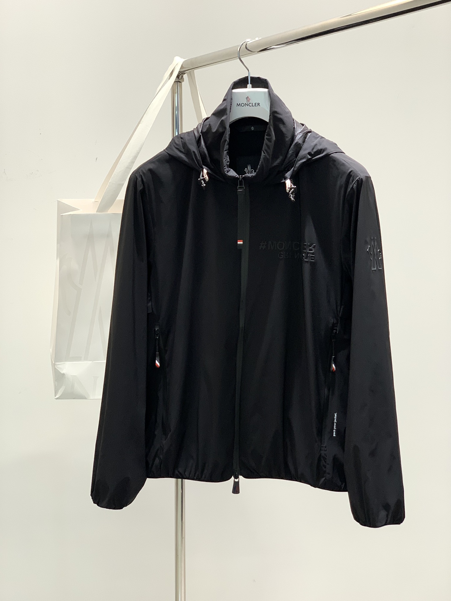 NO:127332,,Moncler cover, the latest spring product, available at the same time for counters, original singles, fashionable casual hooded jacket, comfortable upper body!  Eye-catching and highlighted, using imported original fabrics, top-grade printed craft letter pattern logo, original hardware and accessories decoration, simple but not lacking in fashion, fashionable and handsome upper body, code M-3XL, christian louboutin, Moncler, jackets & coats, hats, alexander wang19860909,Moncler 蒙口,春季最新品,专柜同步有售,原单狠货,时尚休闲连帽外套,上身舒适！吸睛而有亮点,采用进口原版面料,顶级印花工艺字母图案logo,原版五金辅料装饰,简单而不失时尚,上身时尚帅气,码数M-3XL,,christian louboutin,Moncler,jackets & coats,hats,alexander wang,Men's clothing