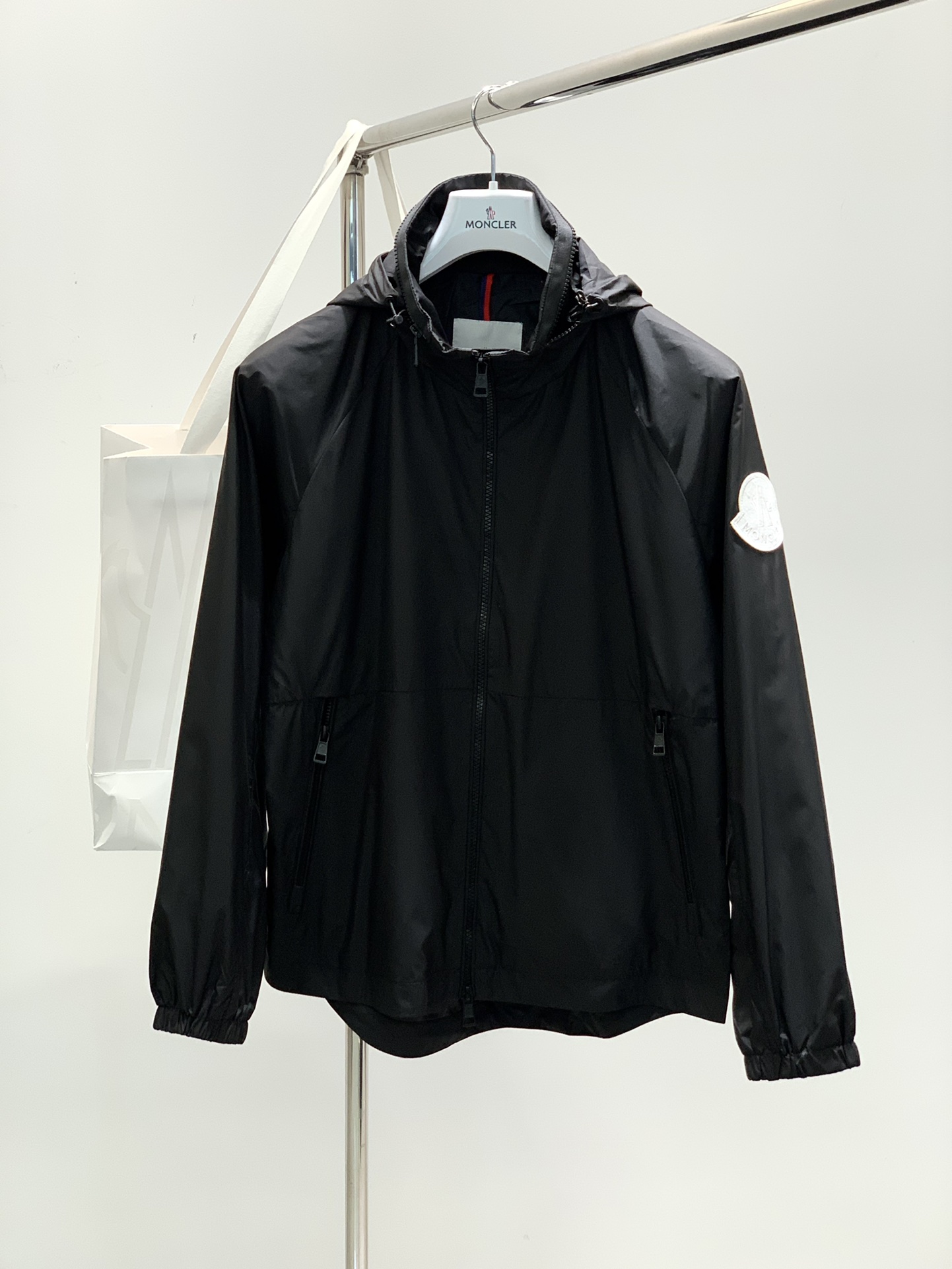 NO:127353,,Moncler cover, the latest spring product, available at the same time for counters, original singles, fashionable casual hooded jacket, comfortable upper body!  Eye-catching and highlighted, using imported original fabric, top-grade embroidery craft letter pattern logo, original hardware and accessories decoration, simple but not lacking in fashion, fashionable and handsome upper body, code M-3XL, christian louboutin, Moncler, jackets & coats, hats, alexander wang19860909,Moncler 蒙口,春季最新品,专柜同步有售,原单狠货,时尚休闲连帽外套,上身舒适！吸睛而有亮点,采用进口原版面料,顶级刺绣工艺字母图案logo,原版五金辅料装饰,简单而不失时尚,上身时尚帅气,码数M-3XL,,christian louboutin,Moncler,jackets & coats,hats,alexander wang,Men's clothing