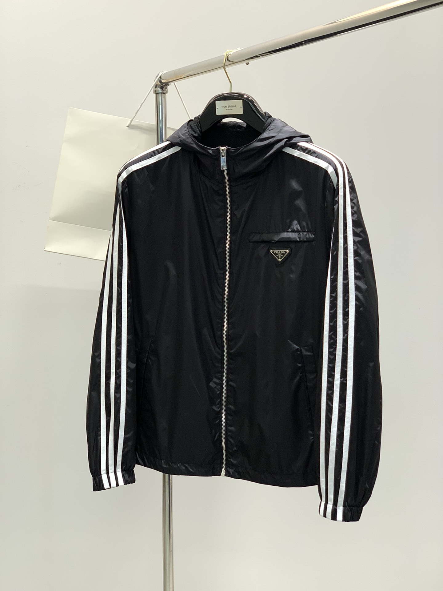 NO:127351,,PRADA Prada, the latest spring products, special counters are available at the same time, fashionable and casual hooded jackets, imported original fabrics, extremely complex workmanship, the only channel to be used as a purchasing agent, top-level glue printing craft letter pattern logo, original hardware and auxiliary decoration, extremely high grade, comfortable and versatile, handsome and stylish on the upper body, 2 colors recommendation, code number M-3XL,,prada,prada, jackets & coats,hats,alexander wang19860909,PRADA 普拉达,春季最新品,专柜同步有售,时尚休闲连帽外套,进口原版面料,做工极为复杂,唯一可以做代购级别的渠道狠货,顶级印胶工艺字母图案logo,原版五金辅料装饰,档次极高,舒适百搭,上身帅气有型,2色推荐,码数M-3XL,,prada,prada,jackets & coats,hats,alexander wang,Men's clothing