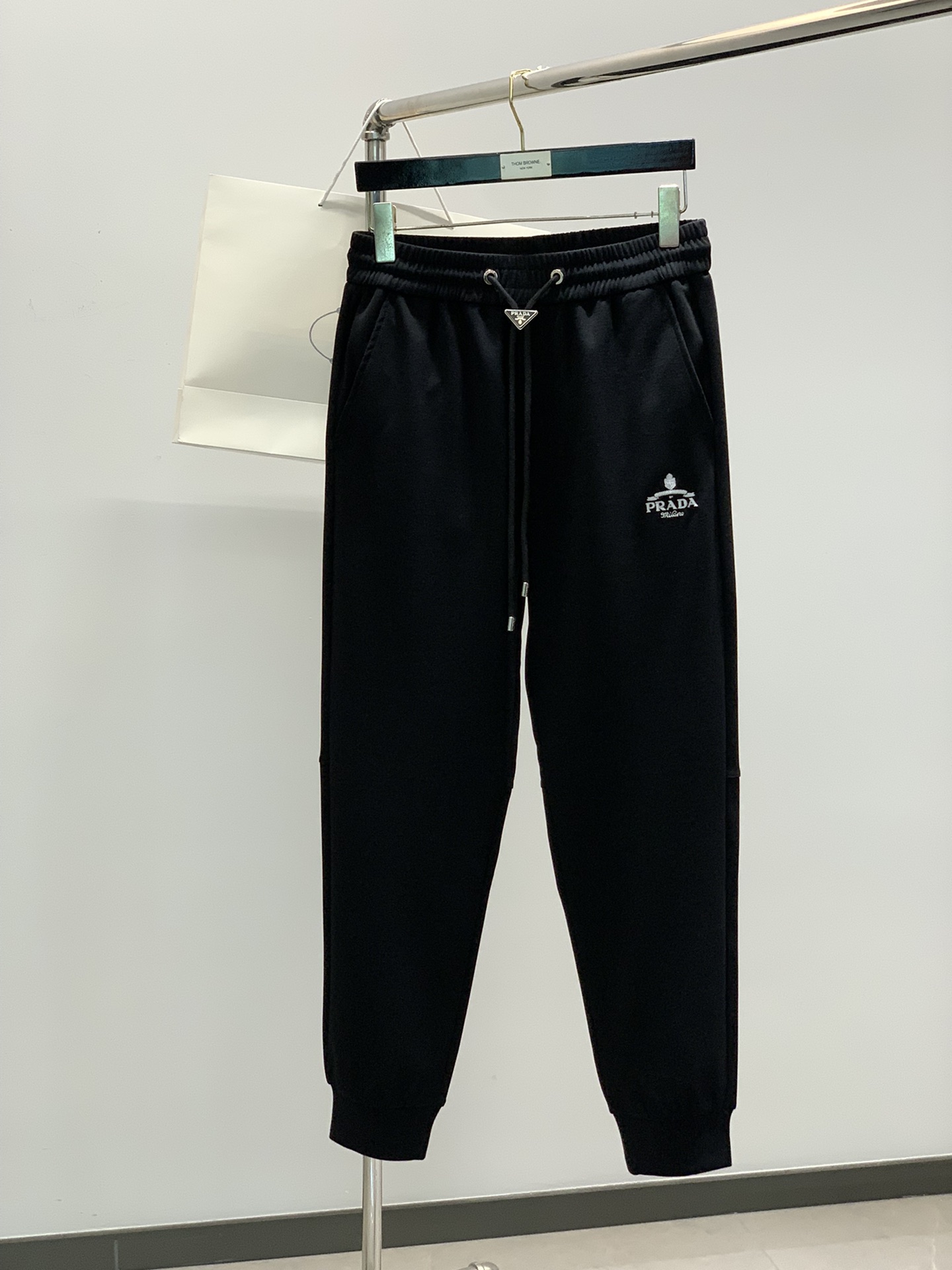 NO:127348,,PRADA Prada, the latest spring products, available at the counter at the same time, fashionable casual pants, imported original fabrics, extremely complex workmanship, the only channel that can be used as a purchasing agent level, top-level embroidery craft letter pattern logo, original hardware and auxiliary decoration, extremely high grade, comfortable and versatile, handsome and stylish on the upper body, 2 colors recommendation, code number M-3XL,,prada,prada,alexander wang19860909,PRADA 普拉达,春季最新品,专柜同步有售,时尚休闲裤,进口原版面料,做工极为复杂,唯一可以做代购级别的渠道狠货,顶级刺绣工艺字母图案logo,原版五金辅料装饰,档次极高,舒适百搭,上身帅气有型,2色推荐,码数M-3XL,,prada,prada,alexander wang,Men's clothing