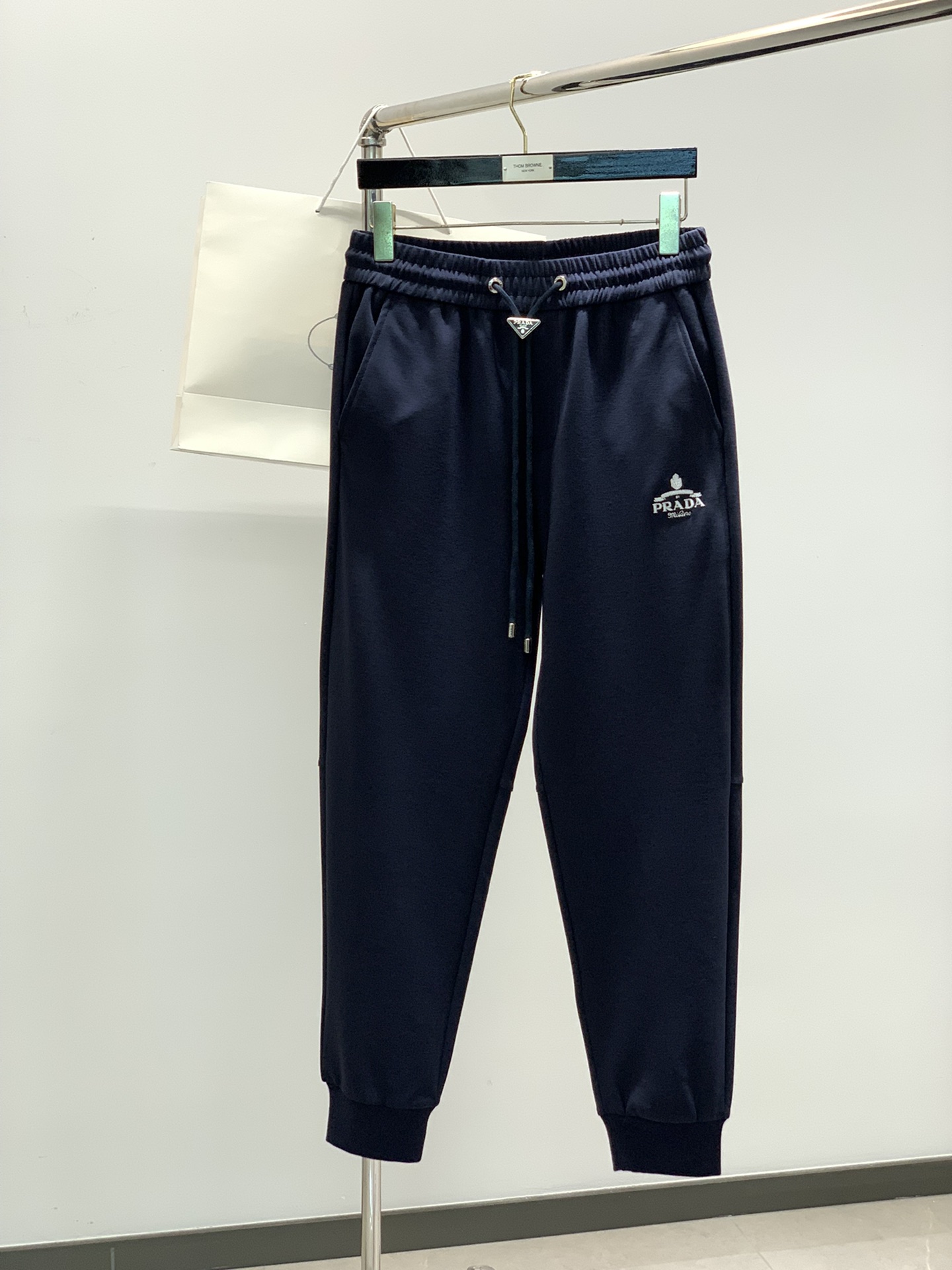 NO:127345,,PRADA Prada, the latest spring products, available at the counter at the same time, fashionable casual pants, imported original fabrics, extremely complex workmanship, the only channel that can be used as a purchasing agent level, top-level embroidery craft letter pattern logo, original hardware and auxiliary decoration, extremely high grade, comfortable and versatile, handsome and stylish on the upper body, 2 colors recommendation, code number M-3XL,,prada,prada,alexander wang19860909,PRADA 普拉达,春季最新品,专柜同步有售,时尚休闲裤,进口原版面料,做工极为复杂,唯一可以做代购级别的渠道狠货,顶级刺绣工艺字母图案logo,原版五金辅料装饰,档次极高,舒适百搭,上身帅气有型,2色推荐,码数M-3XL,,prada,prada,alexander wang,Men's clothing