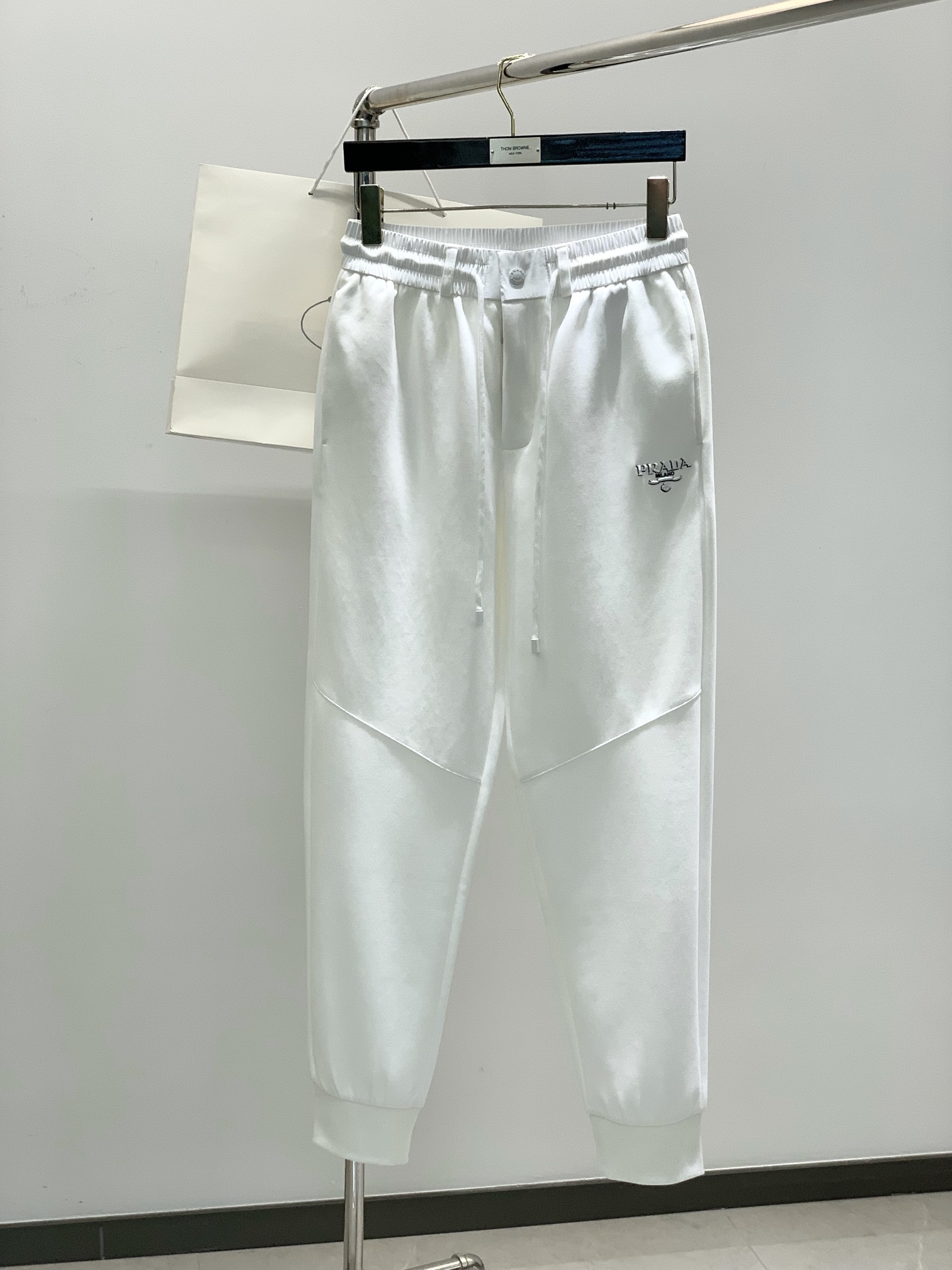 NO:127349,,PRADA Prada, the latest spring products, available at the counter at the same time, fashionable casual pants, imported original fabrics, extremely complex workmanship, the only channel that can be used as a purchasing agent level, top-level embroidery craft letter pattern logo, original hardware and auxiliary decoration, extremely high grade, comfortable and versatile, handsome and stylish on the upper body, 2 colors recommendation, code number M-3XL,,prada,prada,alexander wang19860909,PRADA 普拉达,春季最新品,专柜同步有售,时尚休闲裤,进口原版面料,做工极为复杂,唯一可以做代购级别的渠道狠货,顶级刺绣工艺字母图案logo,原版五金辅料装饰,档次极高,舒适百搭,上身帅气有型,2色推荐,码数M-3XL,,prada,prada,alexander wang,Men's clothing