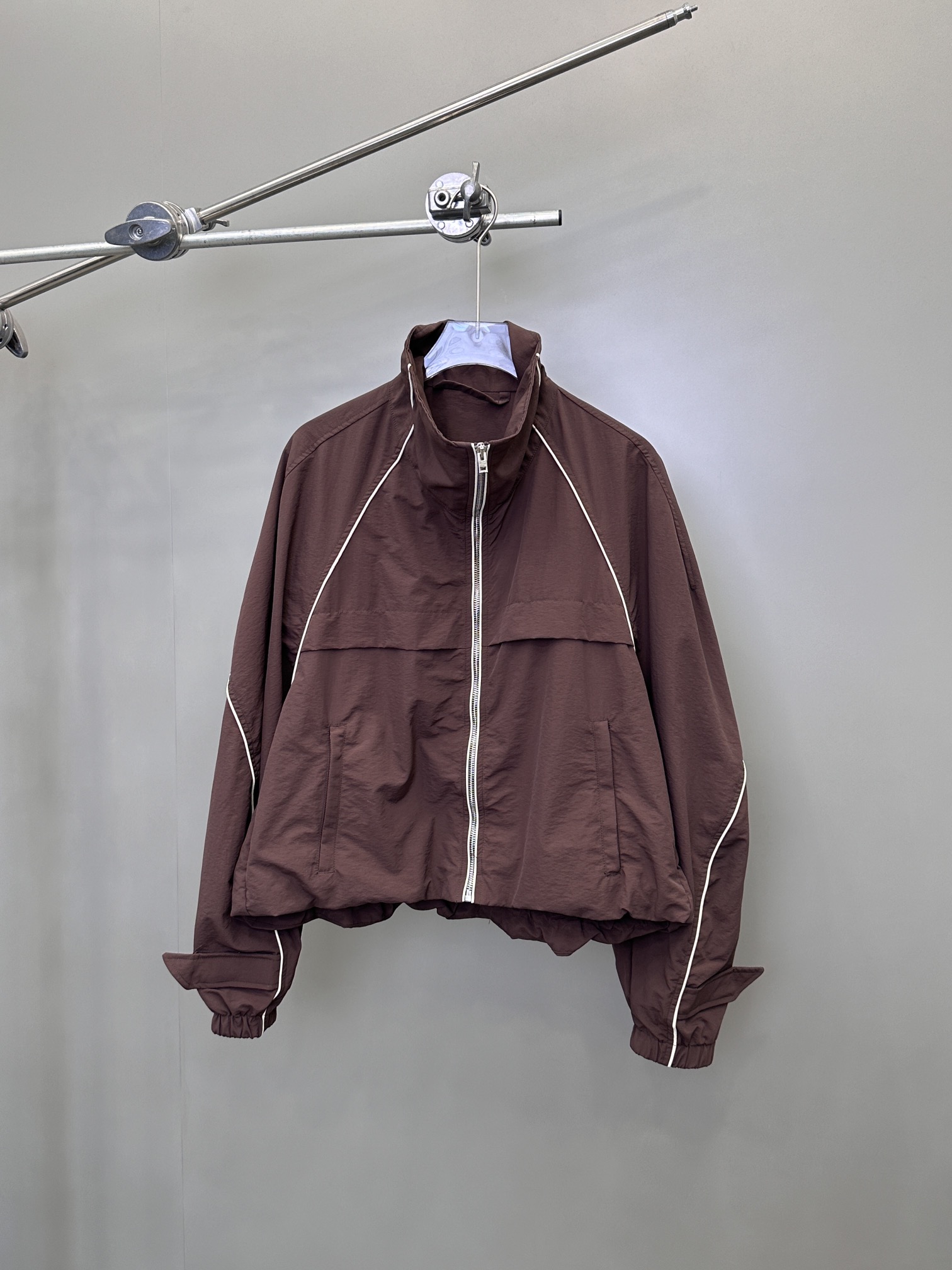 🆕ACNE｜新款立领休闲夹克，面料：100%锦纶。简约时尚，前短后长，   尺码SML