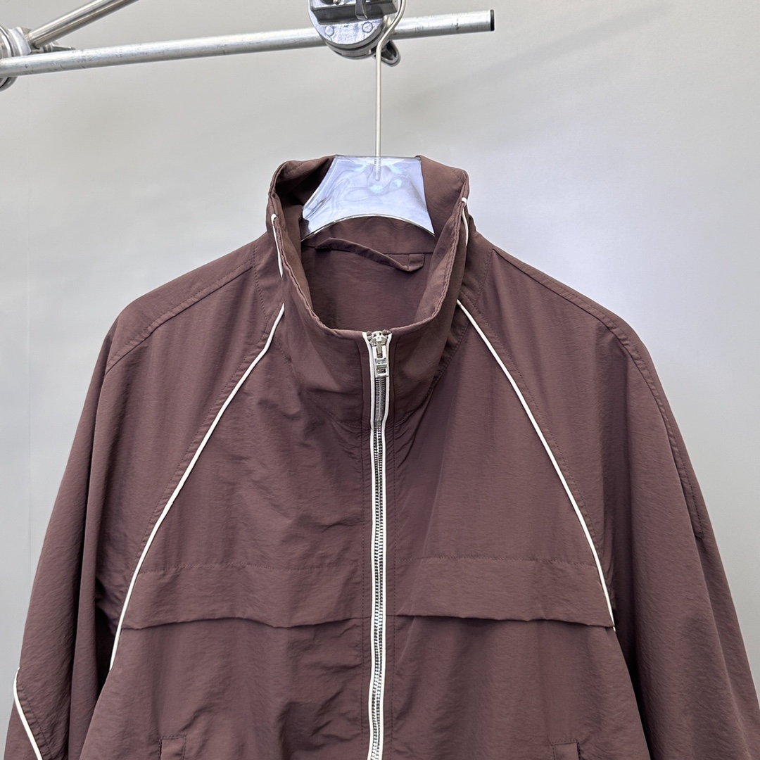  🆕ACNE｜新款立领休闲夹克，面料：100%锦纶。简约时尚，前短后长，   尺码SML
