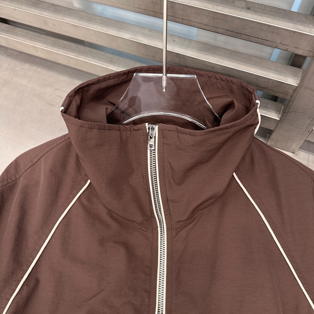  🆕ACNE｜新款立领休闲夹克，面料：100%锦纶。简约时尚，前短后长，   尺码SML