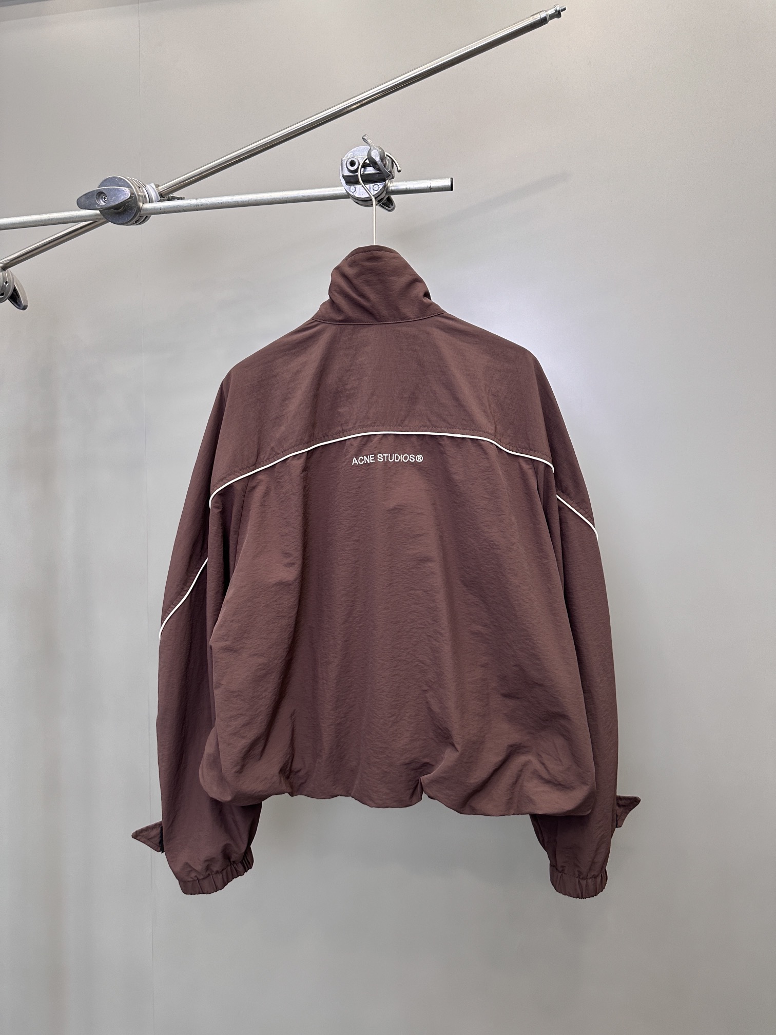  🆕ACNE｜新款立领休闲夹克，面料：100%锦纶。简约时尚，前短后长，   尺码SML