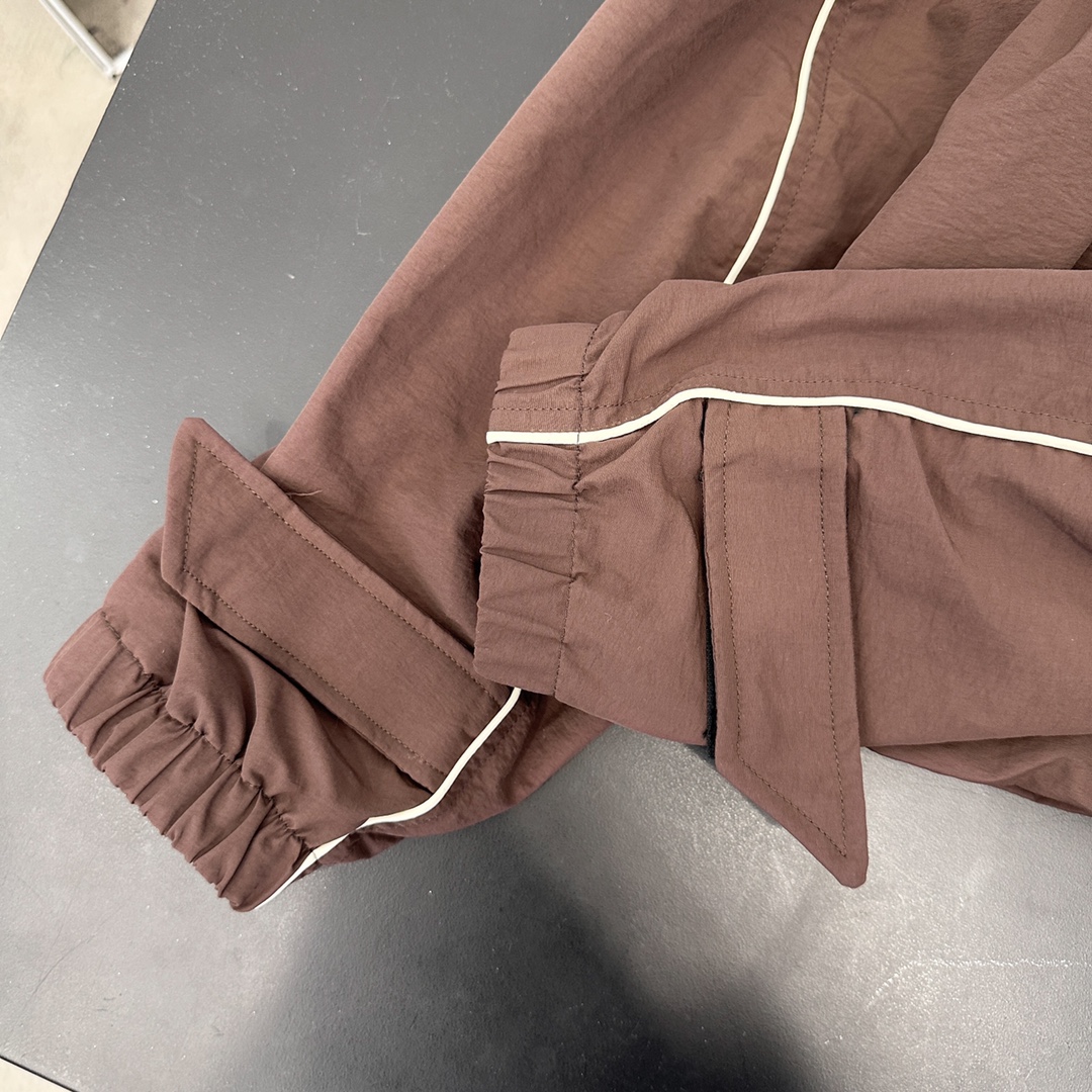  🆕ACNE｜新款立领休闲夹克，面料：100%锦纶。简约时尚，前短后长，   尺码SML