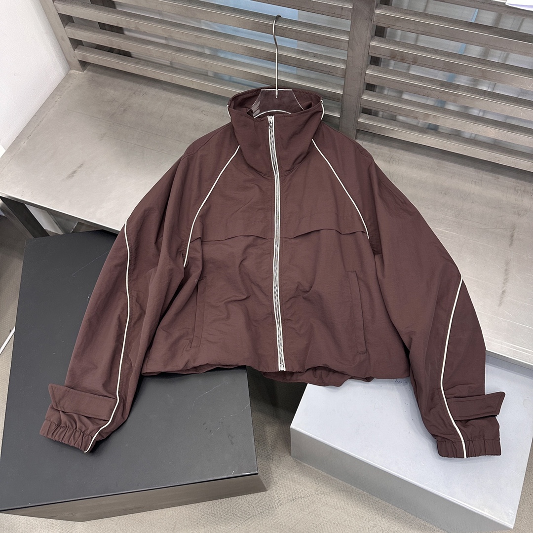  🆕ACNE｜新款立领休闲夹克，面料：100%锦纶。简约时尚，前短后长，   尺码SML