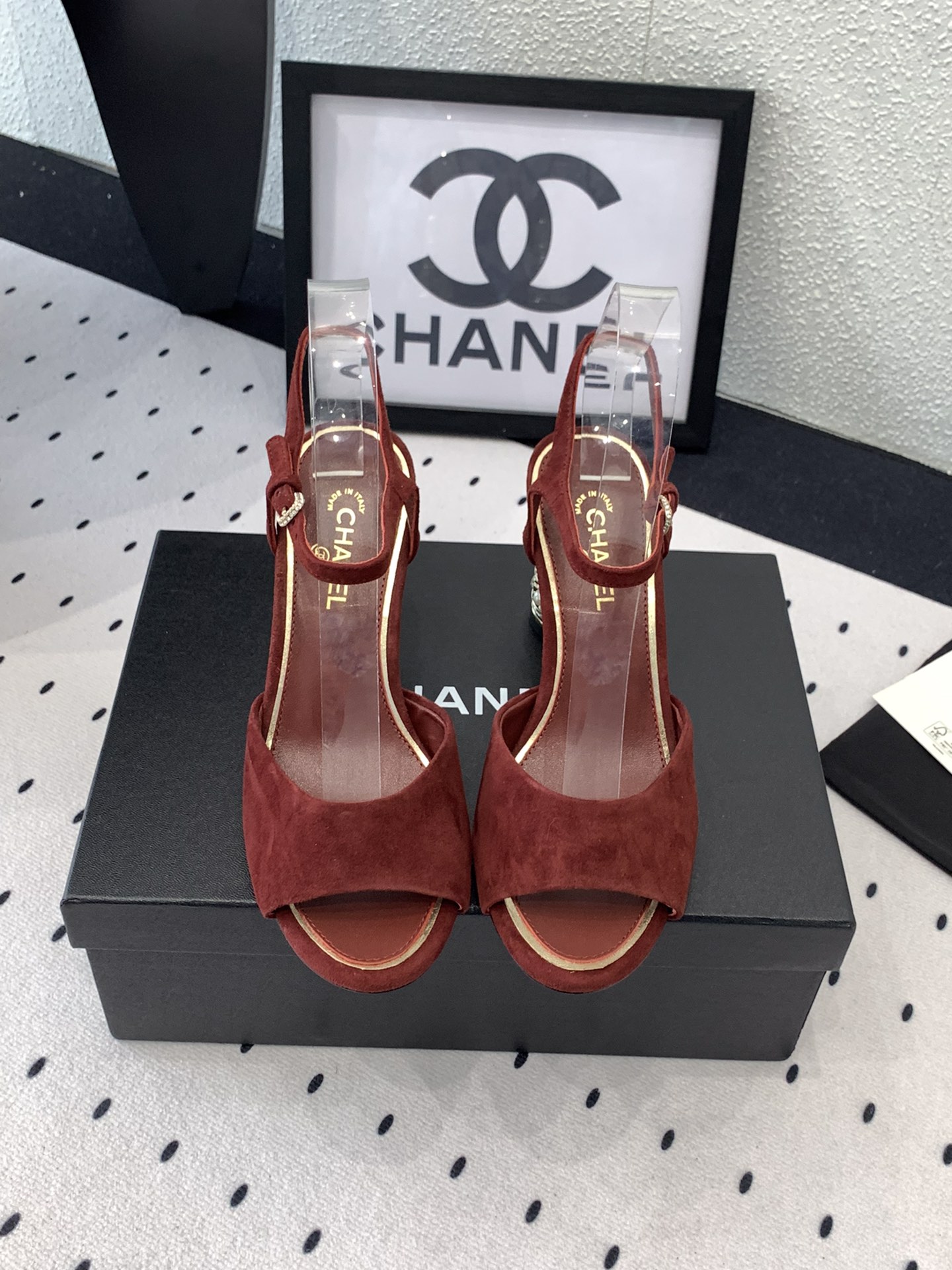 NO:255824,Chanel new high-heeled sandals, high-version shipment, this series is so beautiful that it makes people love it. The ironing diamond heel looks very fashionable. Imported sheepskin/Yangjing upper sheepskin footbed Italian genuine leather sole Size: 35-39 (40 41 customized), sandals, chanel, sandals, sheepskin, sheep, Leather soles19860909Chanel新款高跟凉鞋 高版本出货 这系列美得让人爱不释手 烫钻跟上脚显得很时髦 进口羊皮/羊京鞋面 羊皮垫脚 意大利真皮大底 Size: 35-39 (40 41订做),凉鞋,chanel,sandals,sheepskin,sheep,Leather soles,Women's Shoes